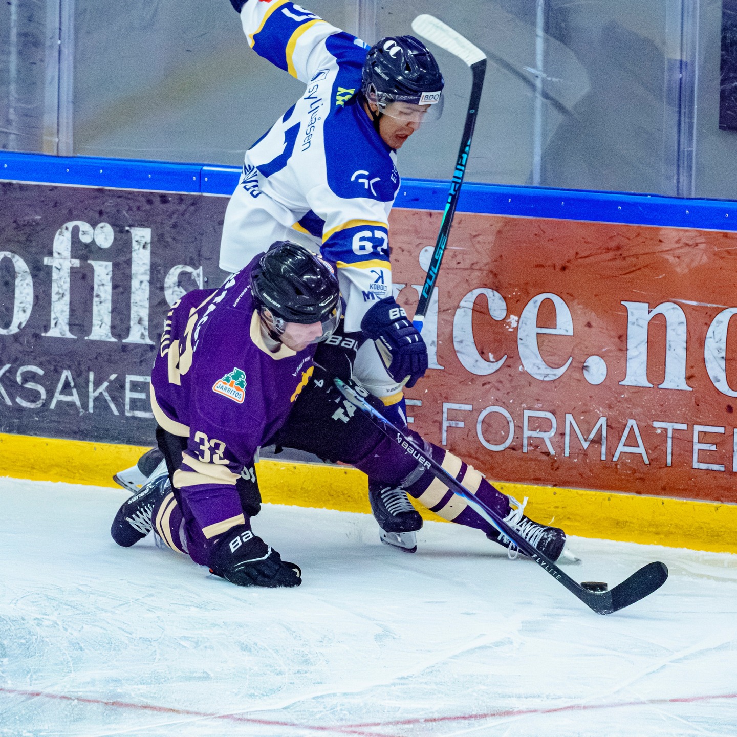 @grunerhockeyofficial leverer under press! 💥🏒
Med storfint besøk av selveste Alex Rosén i garderoben før dropp, kriget de lilla seg til en utrolig viktig 4-1-seier over @gjovikhockey.
Gjestene slet med å finne flyten på den smale isflaten, og dermed lever semifinaleserien i beste velgående! Stillingen er 2-1 til Gjøvik, og lagene møtes til kamp fire allerede fredag kveld. 🔥
Les intervjuene og alt om kampen via linken i bio! 📸
#2hockey #hockey4you #norskishockey #norskhockey #hockeyliga1