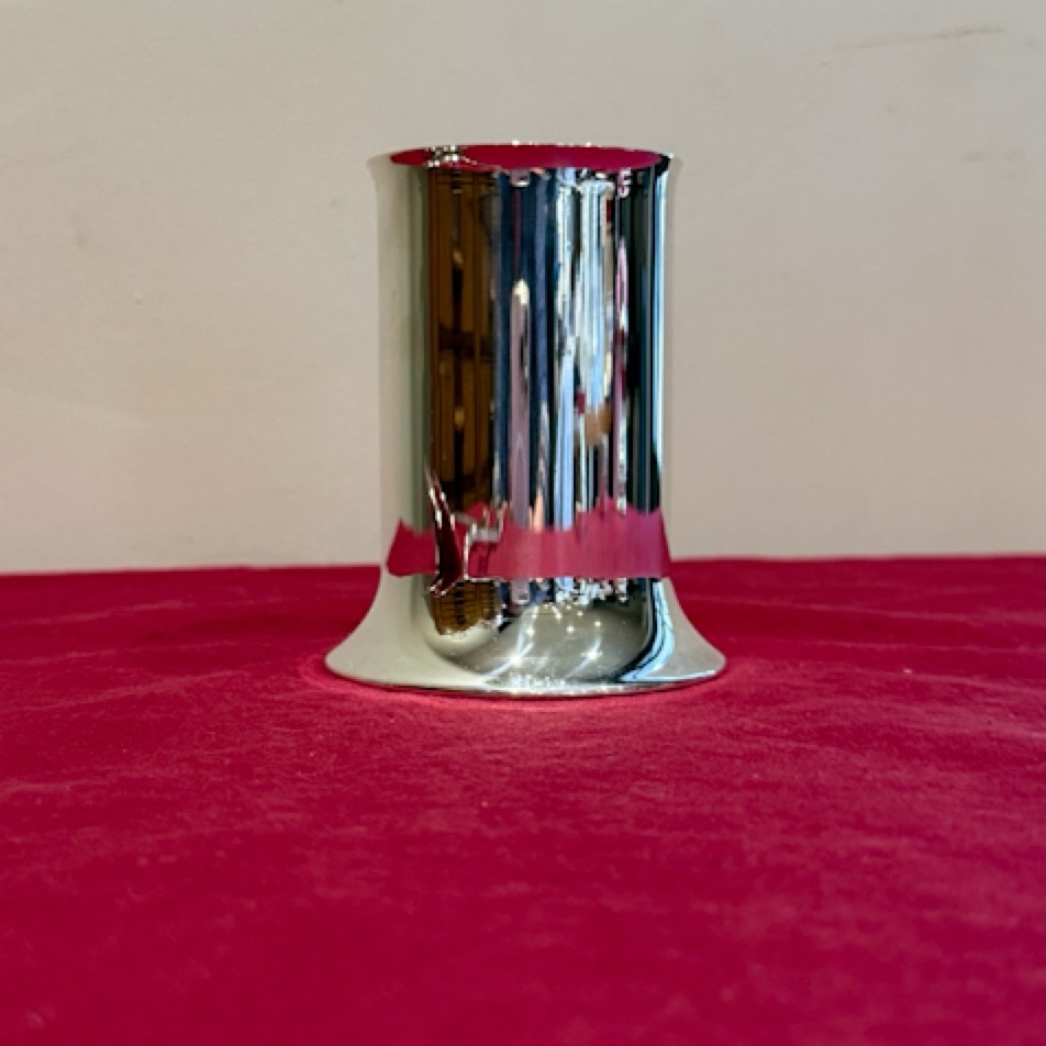 Christofle pot à crayons en métal argenté .
Hauteur : 10,4 cm
Ø au col : 6,3 cm
Ø base : 8,4 cm
En superbe état , belle brillance , rayures d’usage sous la base .
Poinçon et marque Christofle au revers .
Modèle qui n’est plus produit par l’orfèvrerie.
🛒 prix 110€ voir dans la boutique en ligne .
#christofle #potacrayons #argenterie #decoration