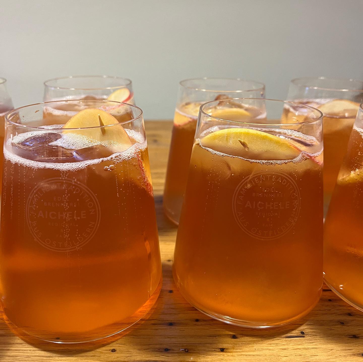 Letzte Woche Freitag fand unser erster Cocktailabend satt. Unser Lädle war voll, was uns sehr gefreut hat. Es gab vier leckere Cocktails, natürlich mit der Grundlage unserer Schnäpse, Liköre, Gin und Seccos. Dazu gab es leckeres Fingerfood.
Da die Plätze für das Event so schnell weg waren, gibt es bald einen zweiten Termin! Dieser wird am Freitag den 14.07.2023 sein. Anmeldung erforderlich.
#EdelbrennereiAichele #cocktail #schnaps #likör #gin #ostfildern #Cocktailabend #regional #cocktailsausschnaps