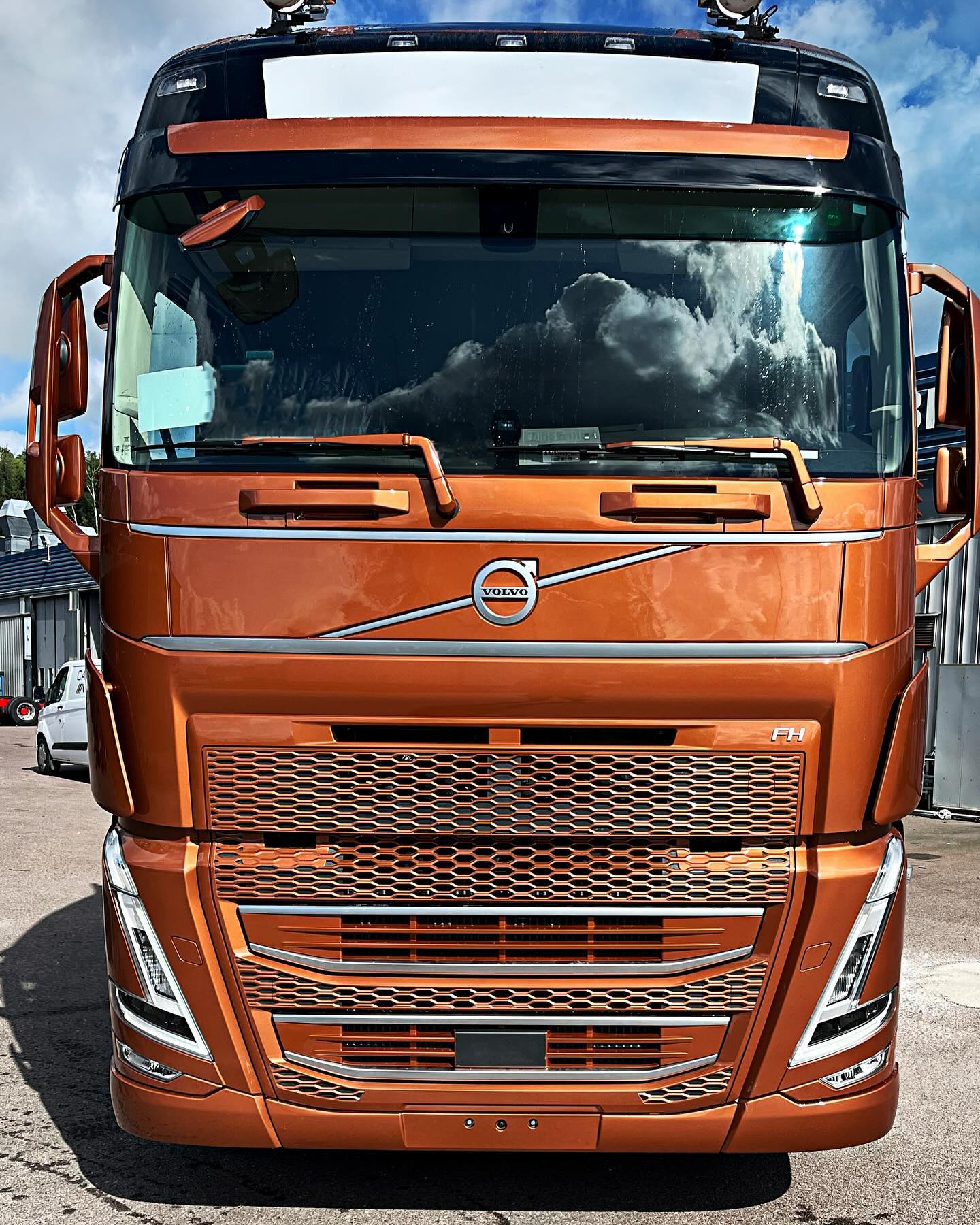 I den strålande sommarsolen syns en nylackad Volvo, vars yta speglar precisionen och skickligheten hos Hovgårdens Ytskydd.
Vårt team har med expertis och omsorg förvandlat denna lastbil till en glänsande juvel på vägarna. Imponerande syn av styrka och elegans 🟠
#HovgårdensYtskydd #LastbilLackering #Entreprenadaskiner #Industriackering #SpotRepair #PlastReparationer #Lastbil #Fälgreparation