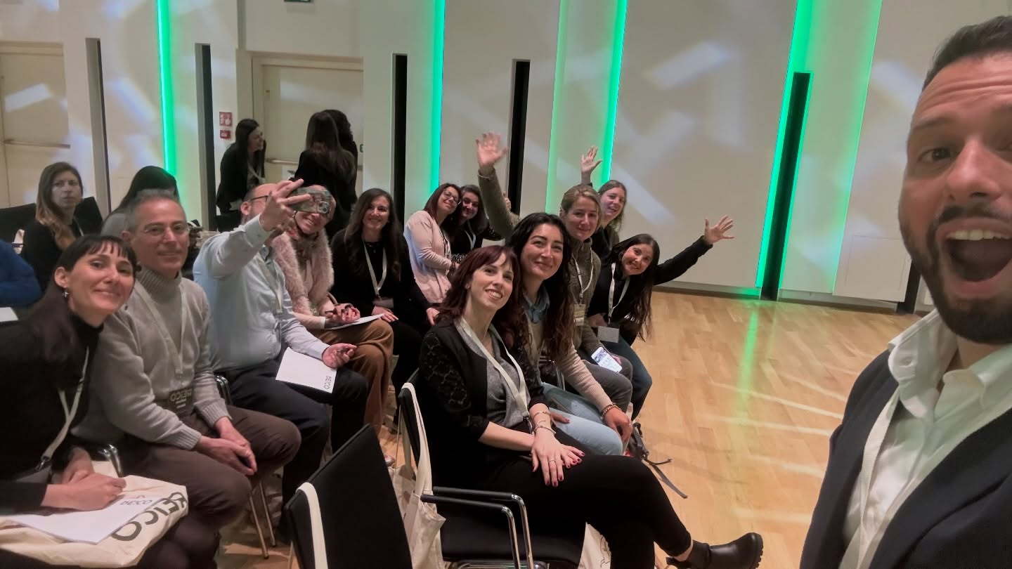 Ieri a Bolzano, alla seconda Convention Reico dopo la Germania.
E mentre ascoltavo storie, risultati, visioni… ho avuto una consapevolezza forte.
In questi anni NON ho mai pubblicizzato questa opportunità sui social.
Per scelta.
Perché non ho mai avuto bisogno di “vendere”.
Ma oggi mi sono fatto una domanda scomoda:
👉 Quante persone avrebbero potuto cambiare la propria vita con il network marketing … se ne avessi parlato prima?
Sono partito 8 anni fa, da solo.
Senza capire davvero il valore di ciò che stavo costruendo.
Oggi, dopo 8 anni:
✔️ +500 clienti attivi
✔️ +160 partner nella mia struttura
✔️ Centinaia di cani e gatti aiutati concretamente
E soprattutto: una vita che non è più quella di prima.
Non si tratta solo di cibo.
Si tratta di benessere reale, di impatto sulle famiglie, di libertà, di crescita personale.
Reico non è un’azienda “come le altre”.
È un sistema basato su valori, qualità, etica e risultati concreti.
E forse ho sbagliato a tenermelo così tanto per me.
👉 Da oggi NON più.
Se vuoi:
🐾 migliorare davvero la vita del tuo cane o gatto
💼 costruire qualcosa di tuo, con un impatto reale
📈 avere un’opportunità di crescita personale e professionale
Io ci sono.
Scrivimi in privato.
Parliamone.
Questa volta non voglio che ti perda questa possibilit
#NetworkMarketingItalia
#LibertàFinanziaria
#LavoroOnline
#AmantiDeiCani
#CrescitaPersonale