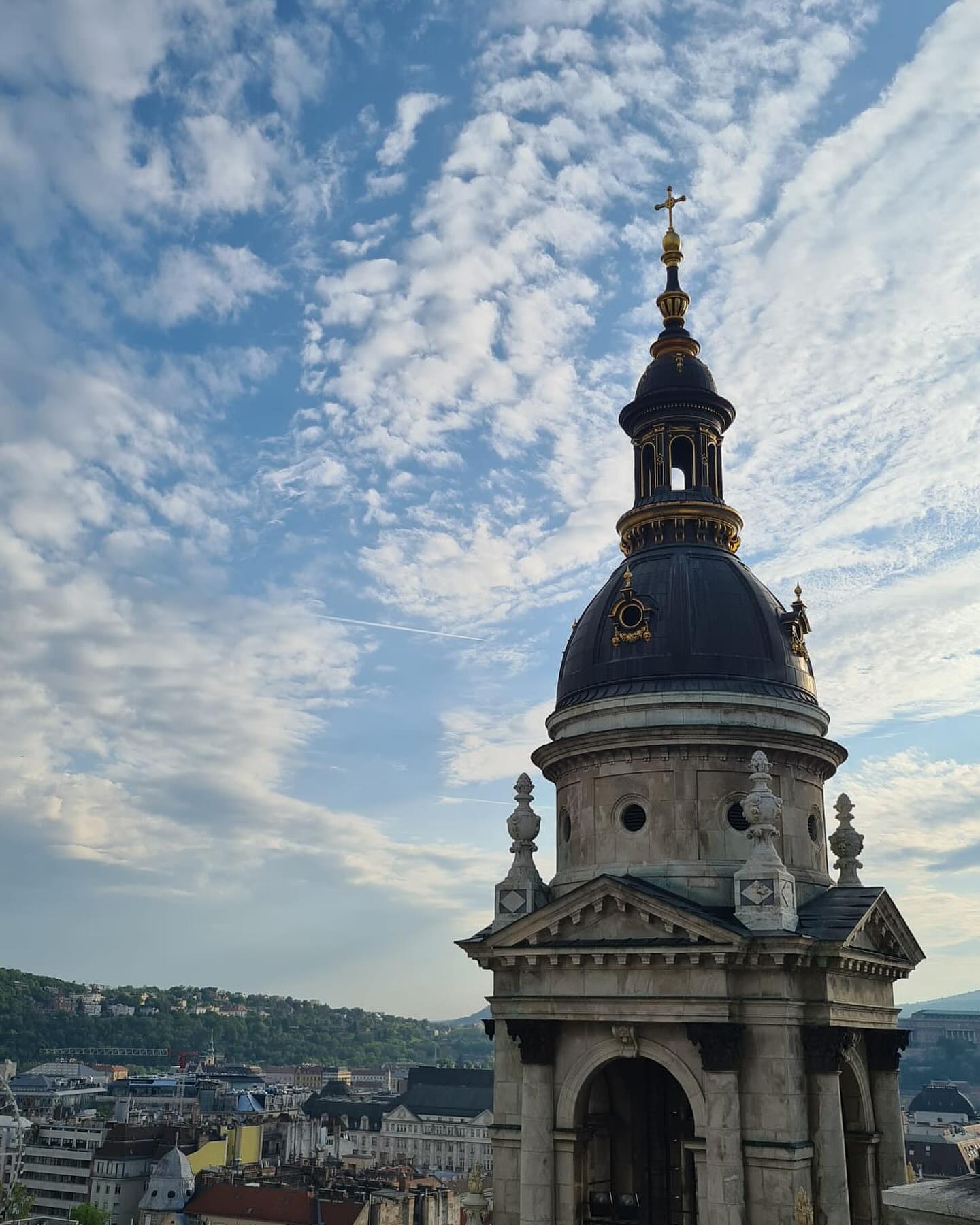 Uno scorcio a 360 gradi di Budapest dalla Basilica di Santo Stefano ⛪️
La cattedrale, in stile neoclassico, si trova nel centro di Pest. Pensate un po’ che questa è la chiesa più grande della capitale ungherese 🇭🇺
Al suo interno si trova la mano del primo Re d’Ungheria: Re Stefano, al quale è dedicata la stessa basilica.
Ma come si può vedere Budapest dall’alto? Semplice, grazie ai suoi 96 metri d’altezza é l’edificio più alto della città e condivide questo primato con il famosissimo Parlamento 🥇
Per poter ammirare la città il consiglio è quello di salire sulla cupola. Per raggiungerla potete scegliere se utilizzare l’ascensore o fare un po’ di movimento a piedi, percorrendo 300 gradini.
La fatica sarà imparagonabile alla vista che avrete della città. E le foto che scatterete testimonieranno quanto detto 📸
Il costo della visita del biglietto intero é di circa € 11 🎟️
E tu ci sei mai stato? 👉🏻
#budapest #visitbudapest #travelwithiaia #budapestmemories #basilicasantostefanobudapest #photographylovers