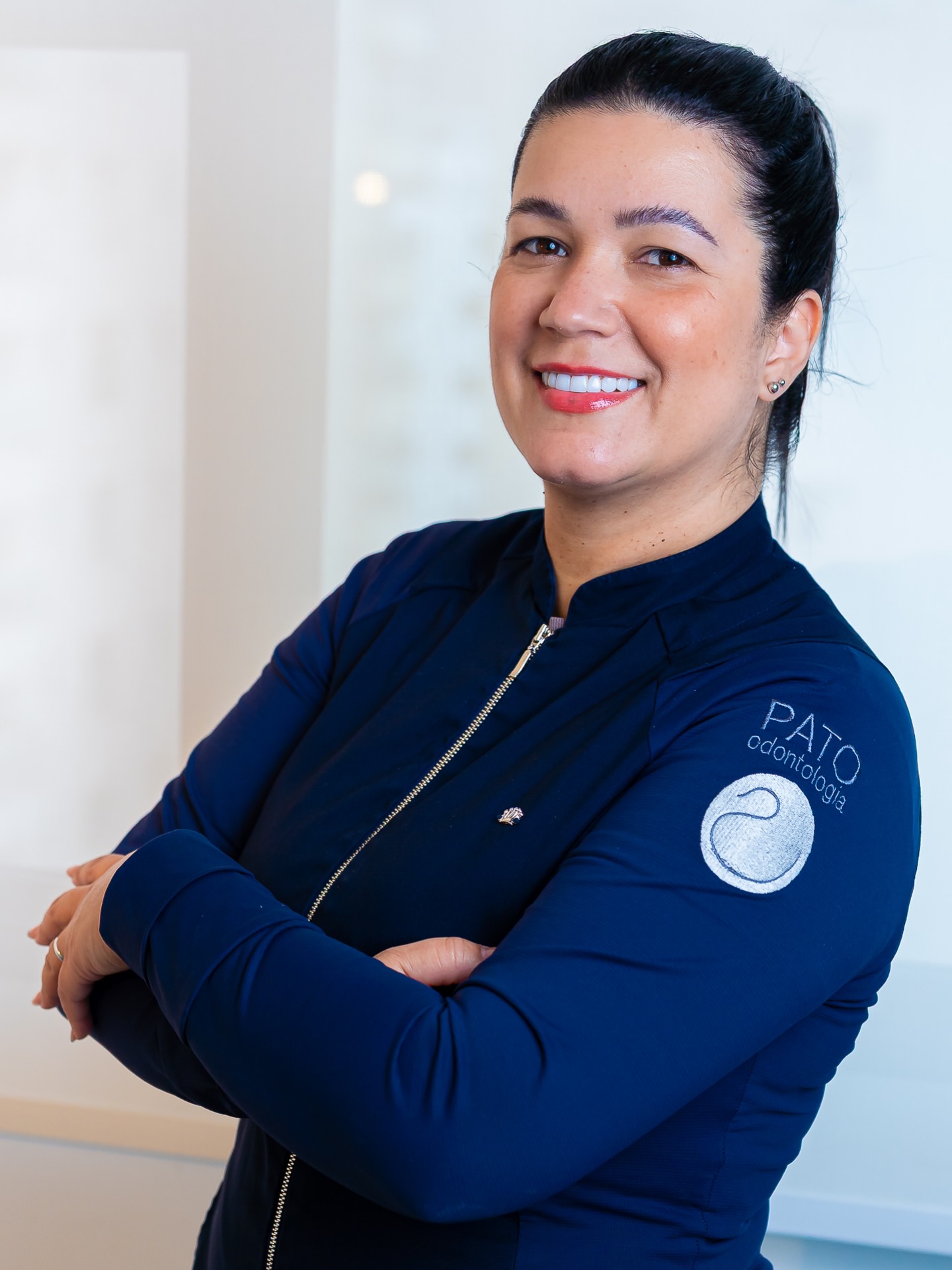 Por trás de cada sorriso que cuidamos, existe um trabalho em equipe essencial. A Simone é a nossa mão direita, tanto ao lado da cadeira quanto nos bastidores, garantindo que tudo flua com tranquilidade e organização. É essa dedicação diária e o cuidado do nosso time que fazem toda a diferença na sua experiência com a gente. 🌷
Clínica PATO: Há 50 anos transformando sorrisos e cuidando de familias