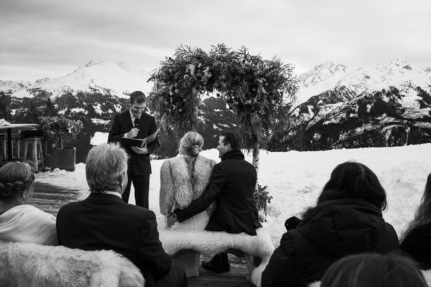 Relaxed…with depth…and laughter. 😊🙏❤️😂
Just as a wedding ceremony should be!👏
Memories of a mountain top wedding with an international flair - 🇺🇸🇦🇺🏴 all coming together in 🇦🇹
#destinationwedding #wedding #hochzeit #international #hochzeitsredner #weddingspeaker #trauredner #trauung #austria #alps