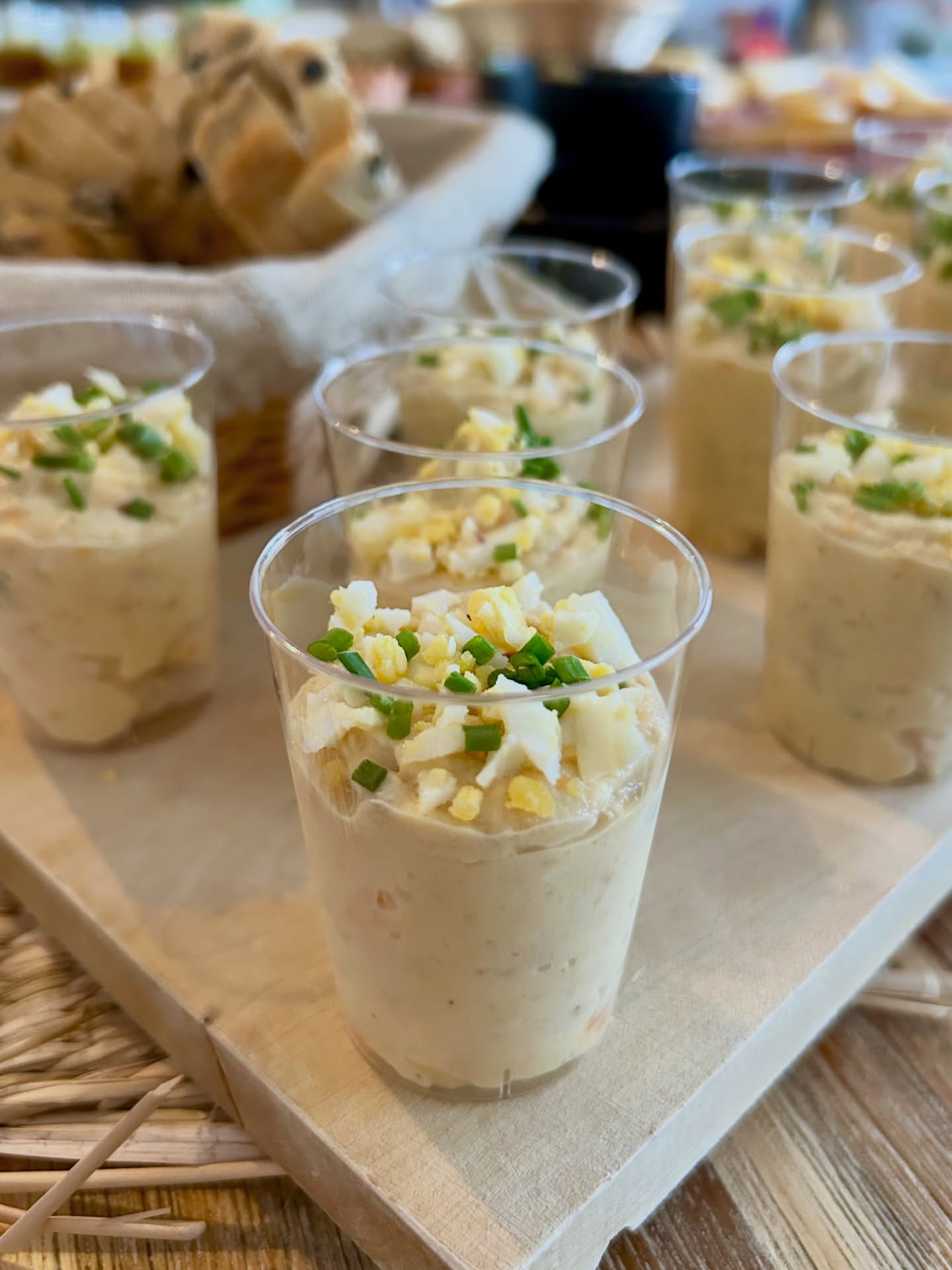 NOTRE SALADE RUSSE ❤️
Proposée en format verrine sur nos buffets, un régal !
#ensaladarusa #paella #tapas #traiteur #spanishfood