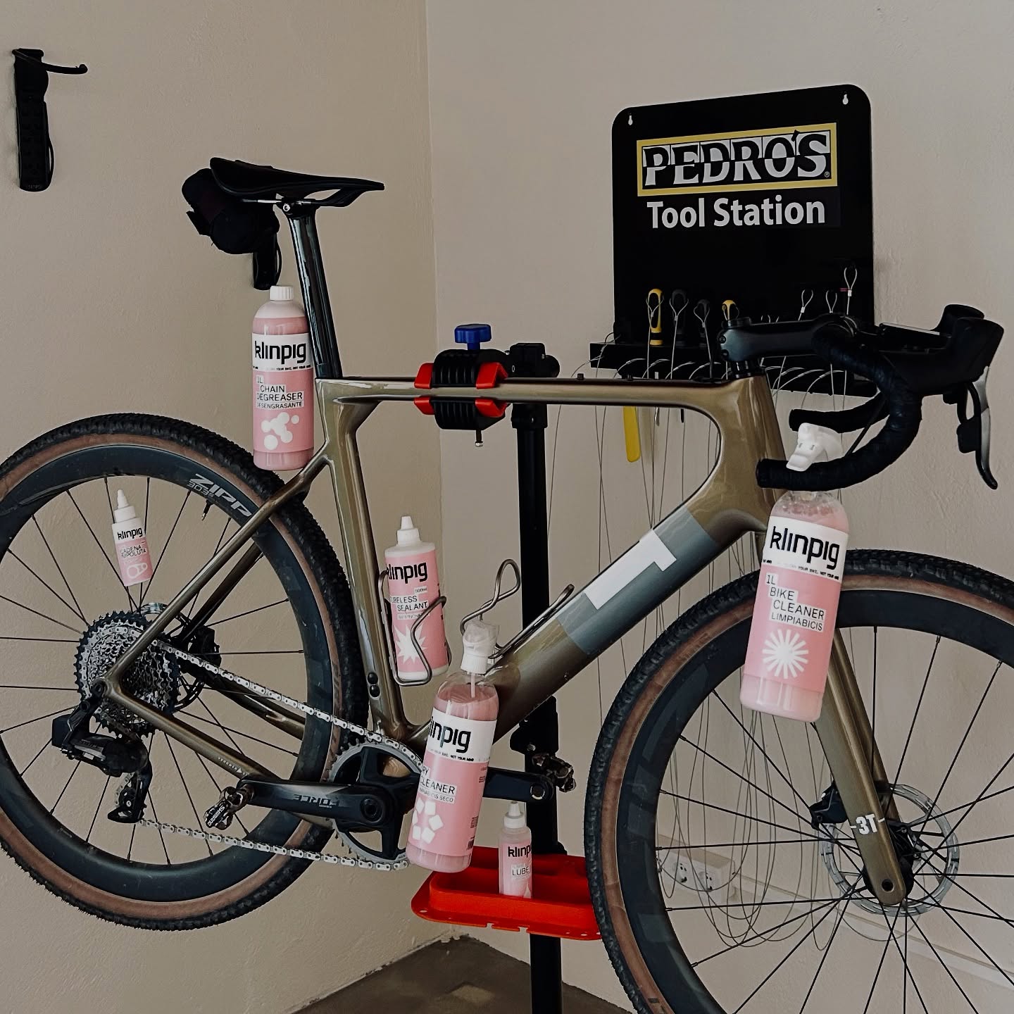 Beauty care today at @grvlhouse 🧼🫧 @klinpig products get the bikes shiny and smelling amazing 😍
The bike room at Gravel House offers all tools to keep your bike shining 💯
Come stay at @grvlhouse and discover it for yourself 🌾🚲
Hit us up to craft your one-of-a-kind adventure at Gravel House Empordà 🚀
#gravelcycling #gravelbike #adventurecycling #bikepacking #gravelgrind #cyclinglife #gravelriding #explorebybike #graveladventure #ridegravel #pedalandexplore #adventureonwheels #biketrip #recovery #trainingcamp #roadbiking #cyclingtips #cyclingcamp #gironacycling