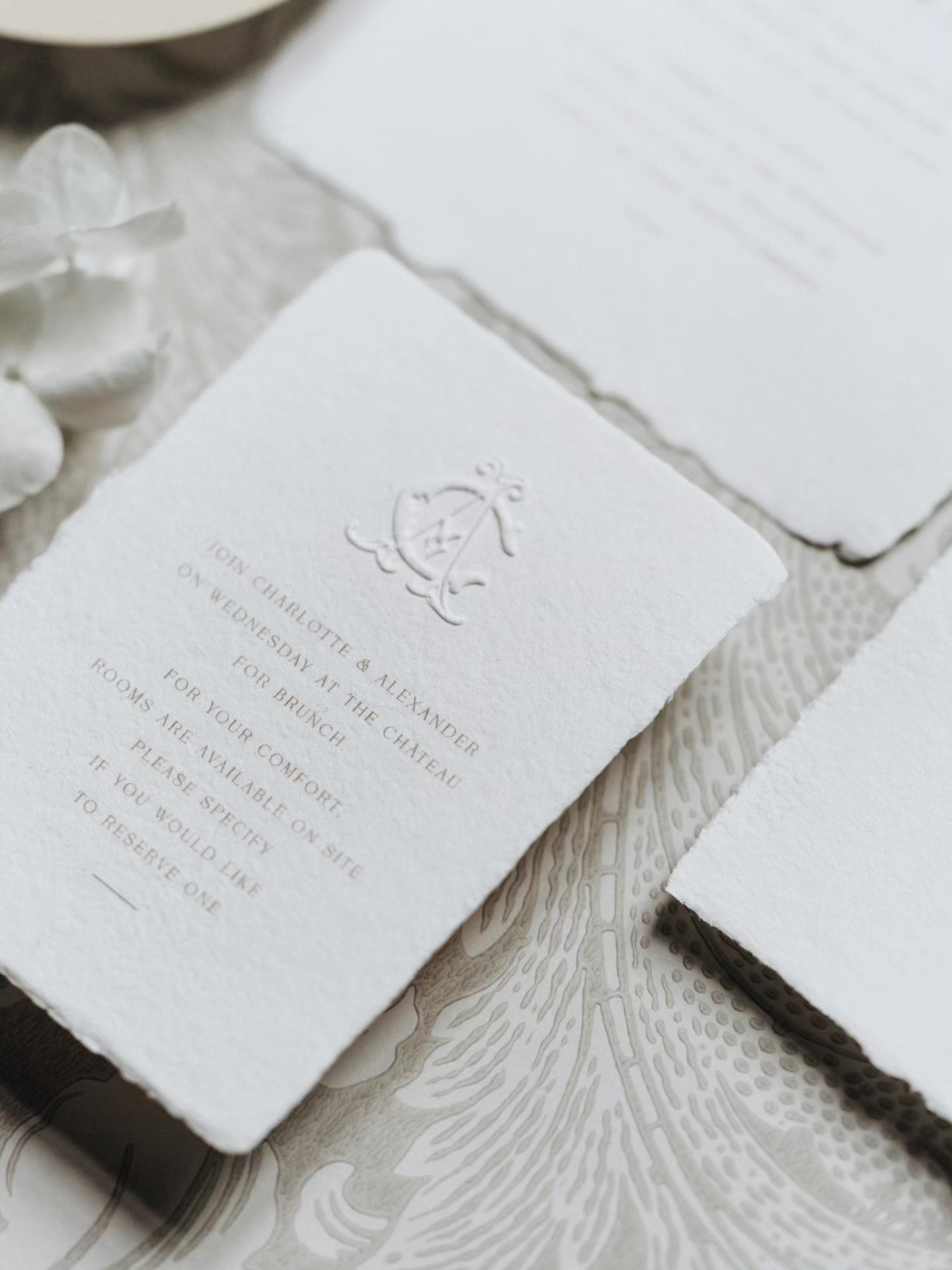 C + A
Gaufrage délicat pour cette suite, inspirée par ce magnifique shooting réalisé au Château du Parc Saint-Lambert au printemps dernier.
.
.
Photographe et vidéaste @laurene_and_the_wolf
Wedding planner et décoratrice @hhhhourra
Fleuriste @foliedouce_flower
Papeterie @marionpapiermachine
Lieu @chateauduparcsaintlambert
Maquillage et coiffure @sakinartist_ @boutchecoiffure
Traiteur @green.traiteur.angers
Robe @l_atelierdesnoces
Mariés @ysolieguillot
.
.
#mariagealafrancaise #mariage2026 #chateauwedding #frenchlove #chateauduparcsaintlambert #papeteriemariage #gaufrage #fairepartmariage #frenchweddingstyle