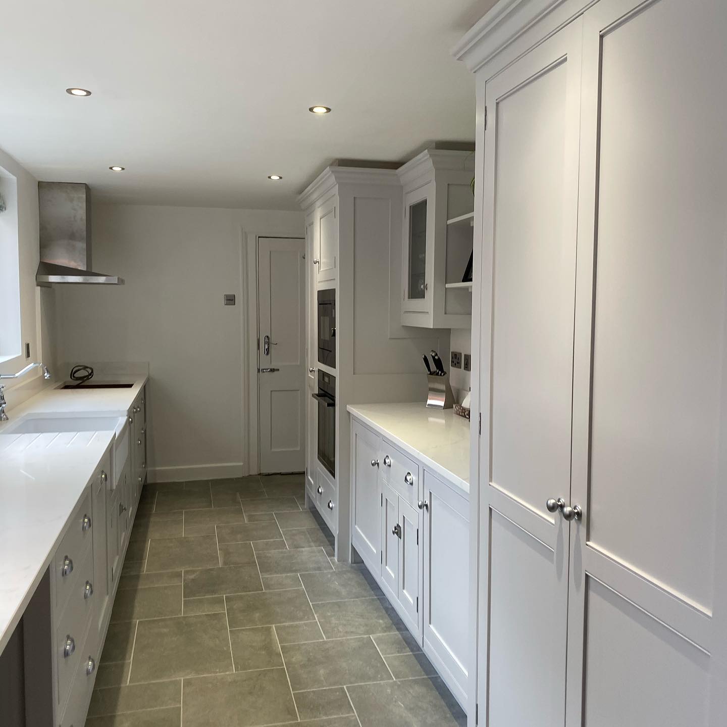 This kitchen is simply beautiful, we have been itching to share this with you, it just ticks all the boxes. Designed very thoughtfully with understated cupboard runs, all appliances subtly integrated into this kitchen to make it look as seamless as possible. Everything comes together to create a room that is quiet in its beauty but still so full of character. #jharriskitchens #bespoke #handmade #kitchens #handmadekitchens