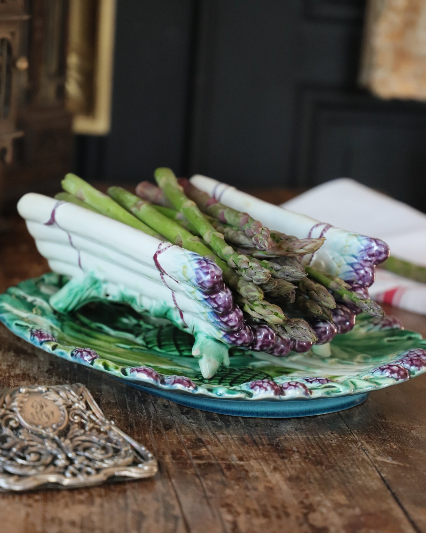 A latest drop that feels like spring with colours, joy and positive vibes !
Have you noticed that you don’t bring the same kind of things when antiquing, depending on your mood ?
I unpacked all my finds and realised it was only pieces with bright colours and naïve decors !
When days are getting longer and nature starts to awake, it puts me in joyful mode ✨
This winter was all about white and classical elegant pieces. Each season its style 😉 !
♻️ Choose vintage tableware and be kind to the planet.
📱Follow my Instagram to make sure you’ll never miss a novelty.
#kitchenbrocante #instabrocante #brocanteenligne