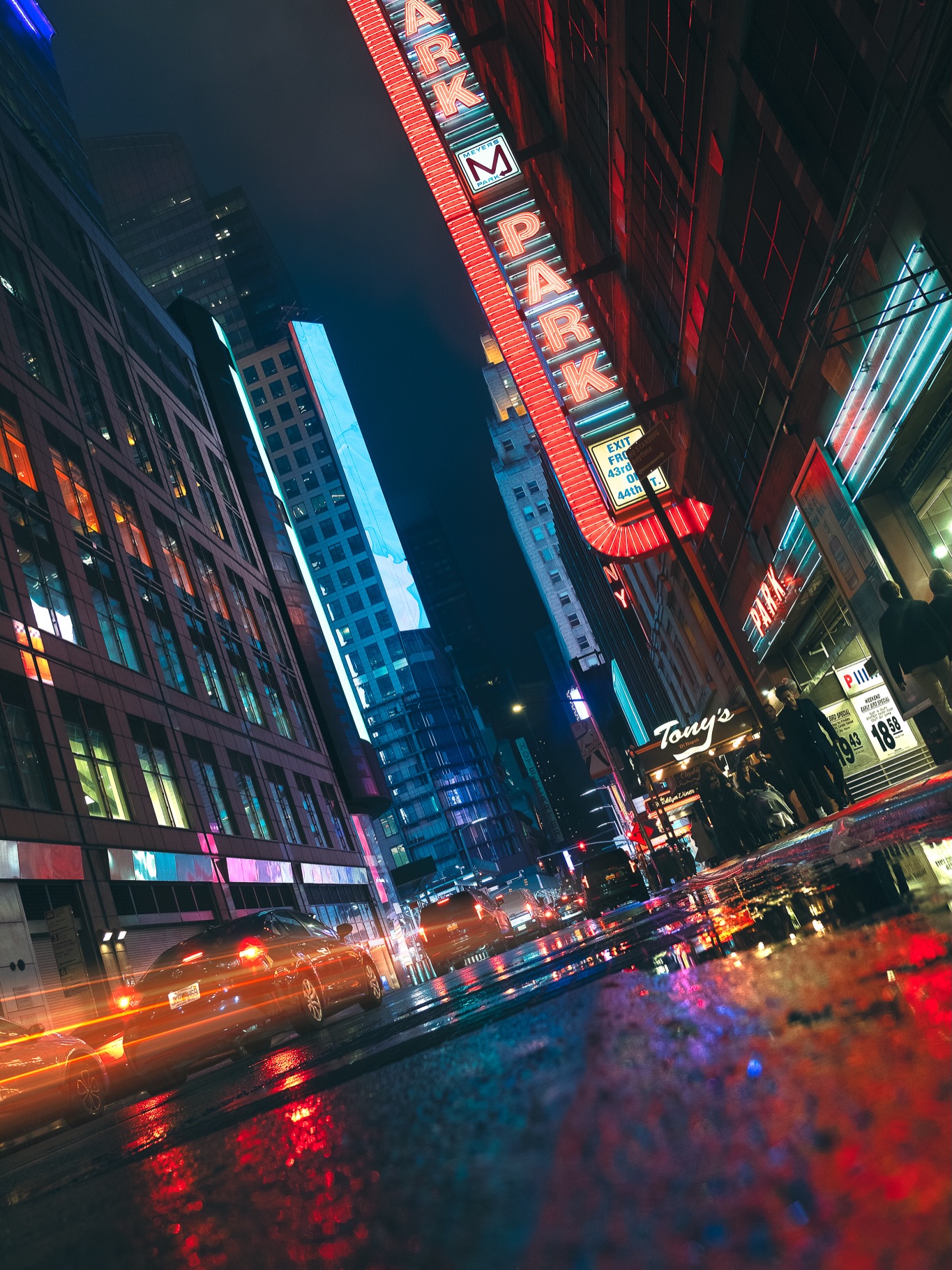 Die Stadt, die niemals schläft.
New York by Night. 🌃
Würdet ihr hier schlafen…
oder die ganze Nacht durch diese Stadt laufen?
Ihr könnt euch wahrscheinlich denken, wofür wir uns entschieden haben. 📸🌜
.
.
.
#newyorkbynight #nycnights #citythatneversleeps #nightphotography #urbanvibes