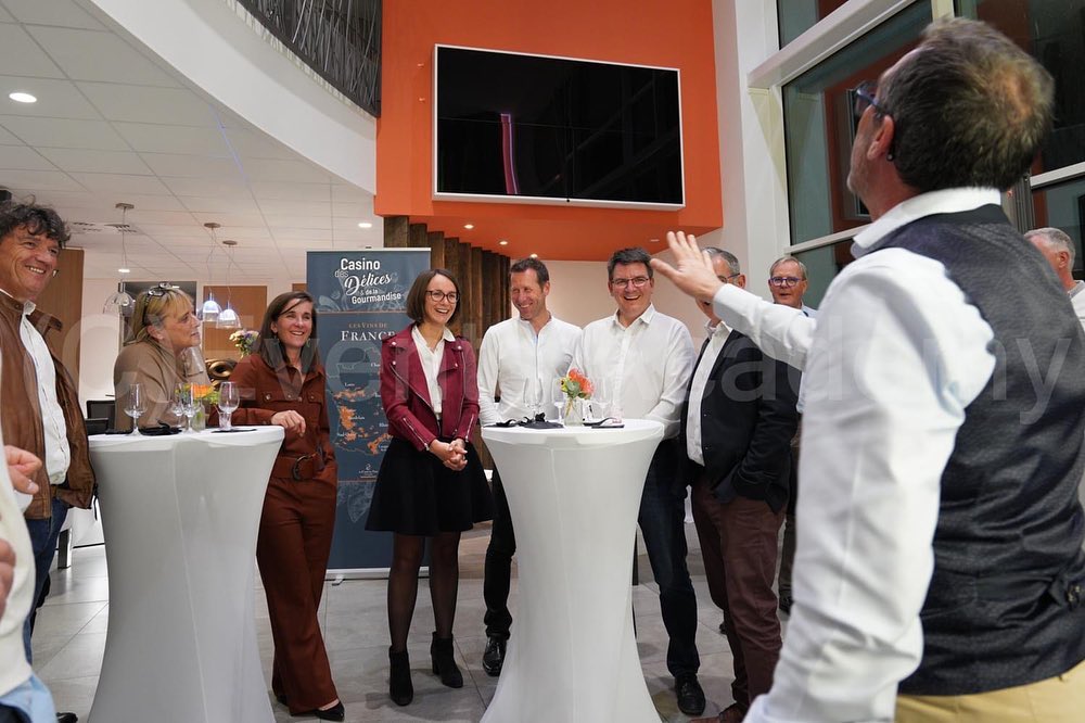 Reprise de l'activité hier soir avec une animation dégustation pendant un cocktail dînatoire en entreprise.
N'hésitez pas à nous contacter si vous souhaitez agrémenter votre soirée.
📧 https://www.animations-oenologiques.com/
📷 Solène Bailly Photos