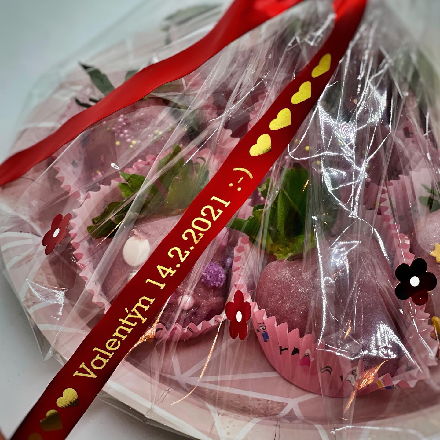 Valentýn je jako stvořený pro využití našich kvalitních saténových stuh 🎗Libovolný text od 1ks, výběr z 21 odstínů stuh a celé řady barev potisku včetně zlaté nebo stříbrné 👌 Žádejte potisk stuh naším systémem ImprintBox pro zakázkový potisk stuh🖨♥️
#potiskstuh #stuhyspotiskem #ribbon #satinribbon #imprintbox #satenovestuhy #tiskarnanastuhy #ribbonprinter #reklamnipotisk #dárky #valentyn #valentyn2021 #valentineday2021 #darkovebaleni