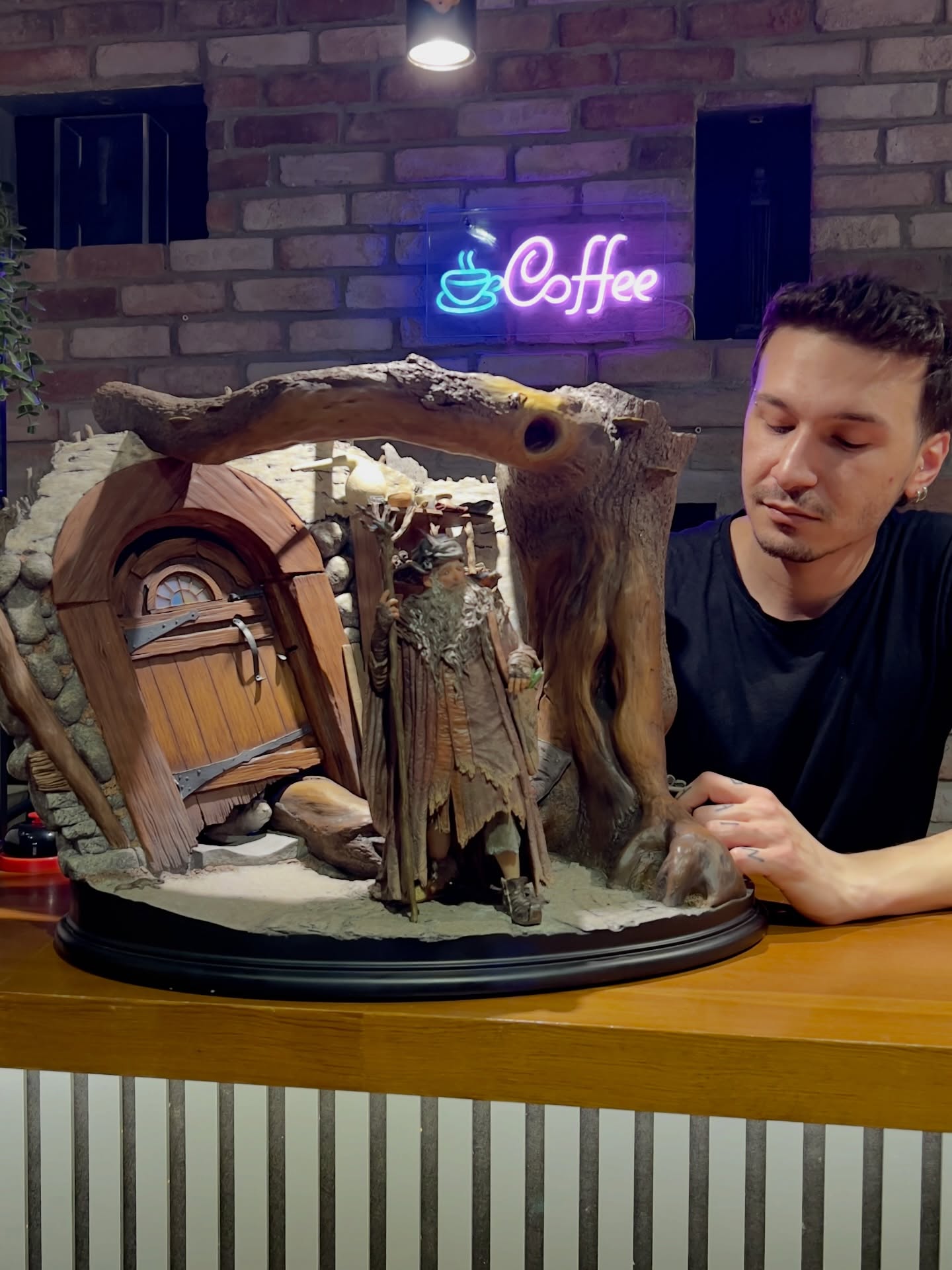 Doğanın büyücüsü Radagast, şimdi koleksiyonunda yerini almaya hazır 🌿✨
Radagast detaylarıyla öne çıkan bu parça, Weta Workshop kalitesiyle üretildi.
Yüz ifadesi, kıyafet dokuları ve doğayla bütünleşmiş tasarımıyla tam bir Orta Dünya atmosferi sunuyor. Üretimde değil, koleksiyonluk ve nadir parçalardan biri. Yakından gördüğünde etkisi çok daha farklı 🔥