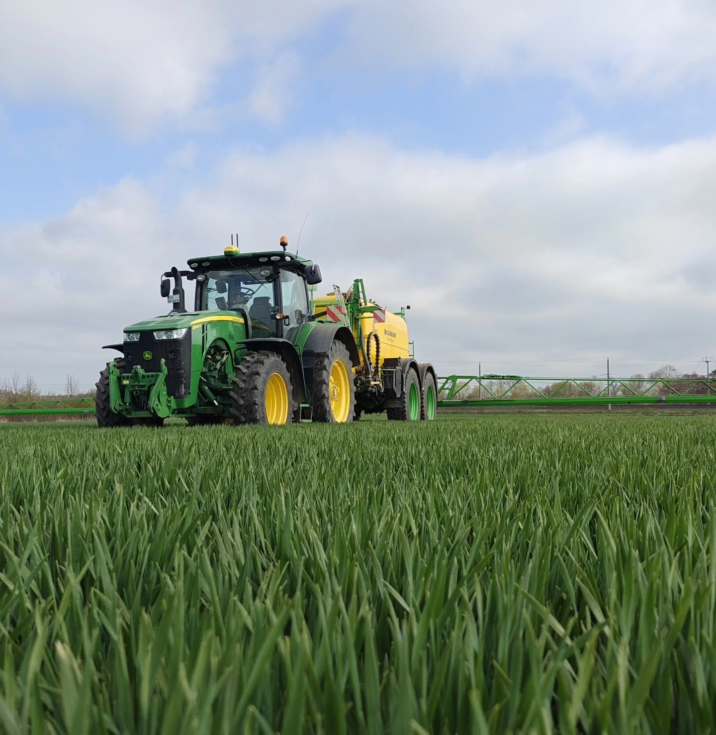 Pflanzenschutz:
Im Frühjahr liegt ein großer Teil der Arbeit auf dem Feld neben der Düngung im Bereich des Pflanzenschutzes. Dabei werden vor allem Wachstumsregler zur Verbesserung der Standfestigkeit der Getreidepflanzen sowie Fungizide zum Schutz vor pilzlichen Erregern ausgebracht. Einige Pilze produzieren Gifte (Mykotoxine), die für den Menschen gefährlich sein können.
Moderne Feldspritzen sind hochpräzise Werkzeuge, die dafür sorgen, dass die Wirkstoffe auf wenige Gramm beziehungsweise Milliliter genau nur dort ausgebracht werden, wo sie benötigt werden.
#farming #johndeere #spray #dammann #croptop #wheat #fendt #caseih #fungicide #food #springday #frühling #landwirtschaft #spritztime #weizen #tractor #traktor #claas #halle #hallesaale