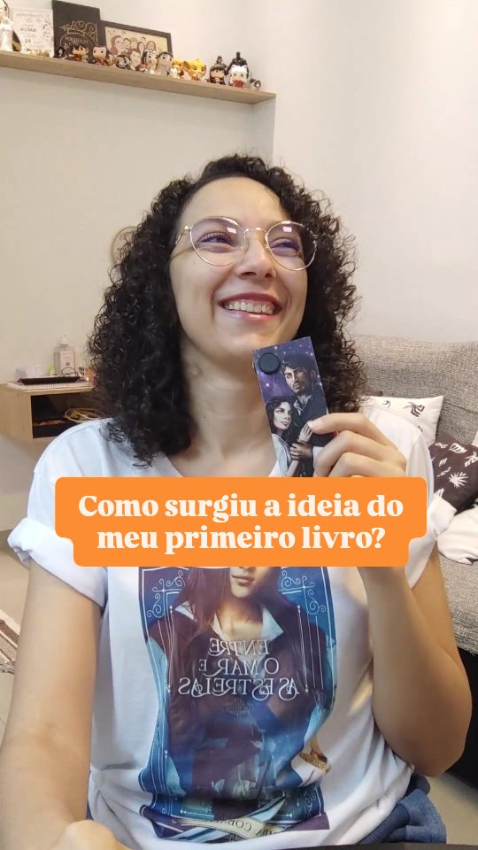 Receber aquele "não" me doeu, mas vocês me deram o "sim" que eu precisava para mudar minha vida 🥹❤️
Não canso de agradecer a vocês, minhas Mimosas maravilhosas, por darem uma chance a essa autora palhaça e sonhadora aqui. Eu as amo demais e espero continuar encantando seus dias com mais histórias divertidas, cheias de paixão e com mocinhos muito rendidos 💖 E obrigada, @paola.aleksandra , por ajudar o meu livrinho a chegar tão longe!
✨ Entre o Mar e as Estrelas está disponível no Kindle Unlimited e o livro físico está na Uiclap. Links na bio! ✨