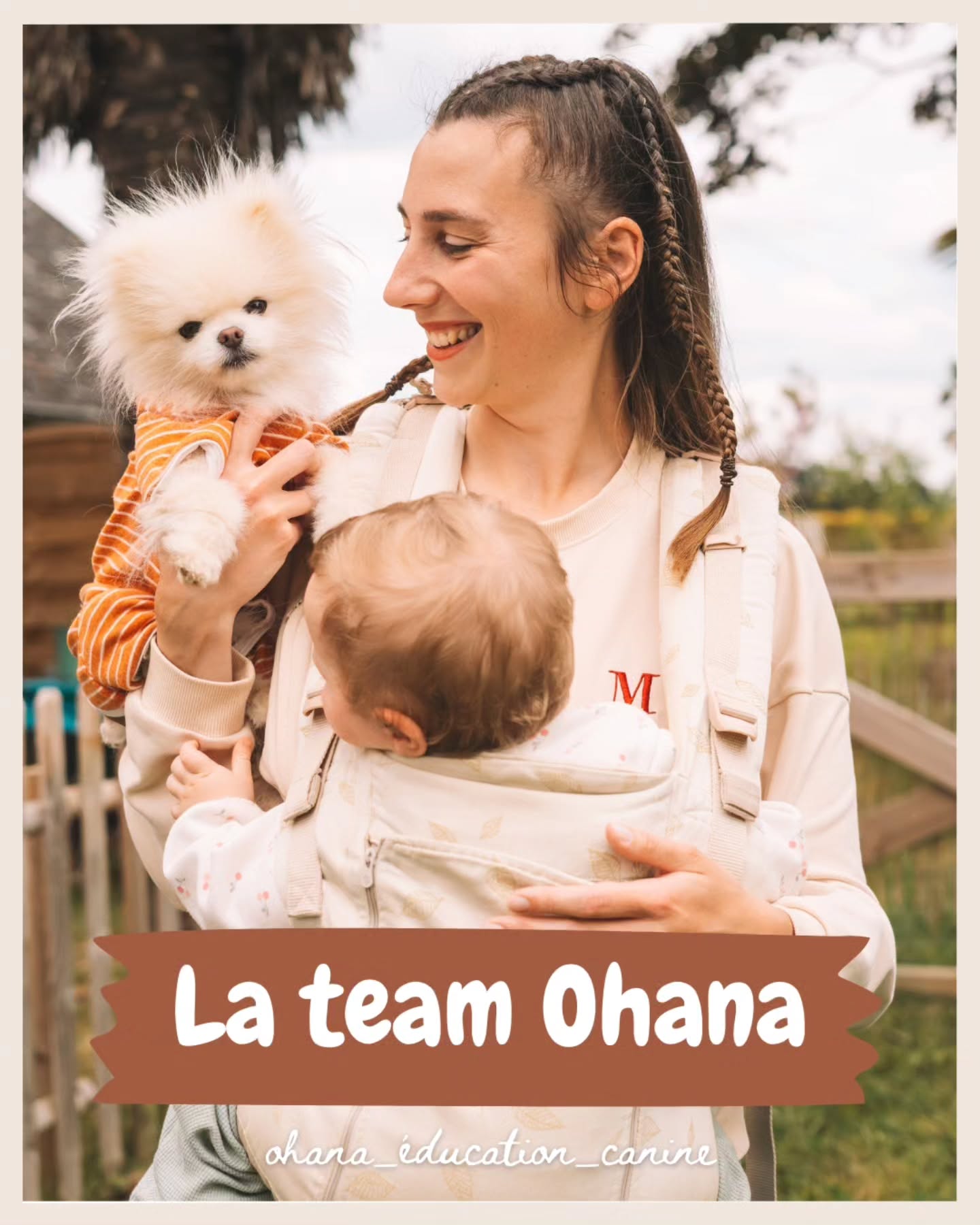 Je crois qu'il est temps de faire une "petite" présentation de mon équipe et moi-même maintenant que Lou a une belle ancienneté dans l'entreprise 😆
Ohana signifie famille et je crois que depuis l'arrivée de Prout et Lou, ce nom a pris tout son sens 🥰
Commençons par Prout ! Cette petite crotte est arrivée dans ma vie à ses 2 ans alors que j'étais enceinte de 2 mois (à ne pas reproduire chez vous 🤣) d'abord en Famille Relais, puis on a très vite pris la décision de le garder. C'est un poti chien câlin et gourmand qui n'en a rien à faire de ses congénères et qui commence tout doucement à oser s'approcher des humains 💪🏻
Lou, mon incroyable assistante repère les chiens à 1km, ce qui nous est hyper utile en séance avec un réactif congénère 😆 Toujours souriante et prête à faire coucou à tout le monde, elle apporte bonne humeur et rigolade à coup sûr ! 😍
Margot (moi), convaincu de l'efficacité et des bienfaits de l'éducation positive, je rêve que les méthodes coercitives disparaissent enfin !! 👋🏻
Je me suis découvert une énorme passion pour les petits chiens depuis l'adoption de Prout, leurs problématiques sont souvent mal interprétées par les humains alors si vous avez des soucis avec le vôtre APPELEZ MOI je serai très heureuse de vous accompagner 😍
Pas d'inquiétude j'aime aussi énormément les gros chiens et dites vous que je rêvais depuis enfant d'adopter un Bouvier Bernois mais leur santé fragile me retient encore de sauter le pas 🥺
PS : Ne soyez pas surpris , cette coupe de cheveux n'est plus d'actualité (j'ai tout coupé) mais j'aime tellement cette photo de @minipixproduction que c'était évident de l'utiliser pour nous présenter, encore merci Manon pour cette photo que je chéri beaucoup 🤍
🙋🏻 Moi c'est Margot de Ohana Éducation Canine
🐶 Éducatrice en positif basée à Le Rheu en Ille-et-Vilaine
☎️ Pour réserver il faut me contacter au : 07.77.86.58.03 via WhatsApp
📍Je me déplace à 20km autour du Rheu sans frais kilométriques 🚐
💻 Mon site internet : ohanaeducationcanine.com
À très vite !!! 👋🏼
📸 Photo de @minipixproduction 🤍