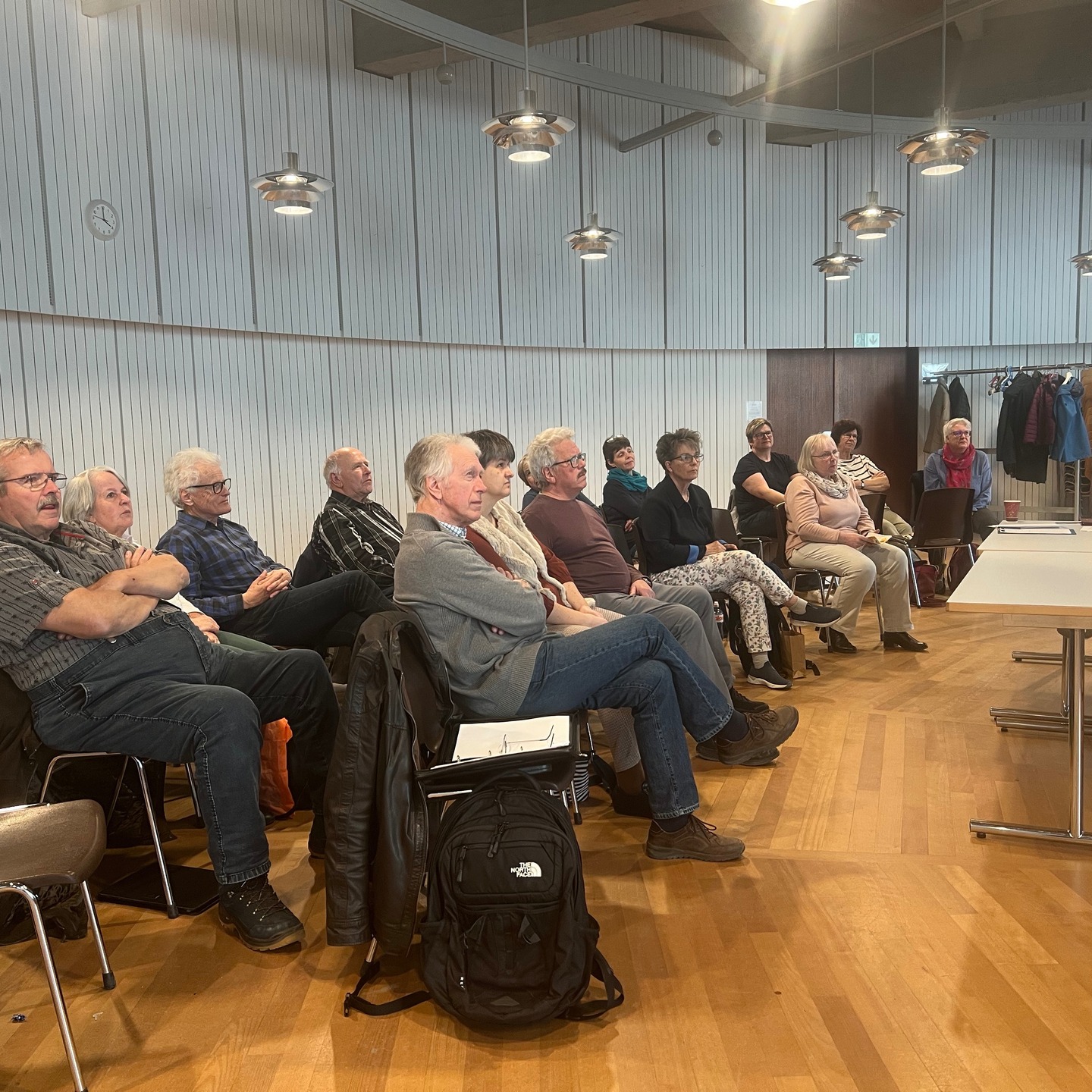 Am Mittwoch, 18. März 2026, hatten wir Hauptversammlung der Synode-Fraktion Kirchliche Mitte im Kirchgemeindehaus Le Cap der Eglise Française an der Predigergasse 3 in Bern. Insbesondere haben wir verschiedene Mitglieder für besondere Aufgaben bestimmt: Nämlich Annette Wisler als Vize-Präsidentin und Priska Hostettler als Stimmenzählerin für das Synodenbüro nominiert. Dazu Ruth Salzmann und Monika Tschanz für eine weitere Amtszeit im Fraktionsvorstand bestätigt sowie Annemarie Jakob und Elvira Weber als Rechnungsrevisoren und Ursula Heuberger, Fritz Mori und Christian Adrian in die Gruppe gewählt, die Katrin Wittwer begleitet, die uns in der nichtständigen Synode-Kommission zur Zukunft der Kirche vertritt. Ansonsten haben wir den Jahresbericht 2025 des Präsidenten sowie die Jahresrechnung 2025 angenommen, dazu den Jahresbeitrag 2026 unverändert belassen und das Budget 2026 beschlossen. Nach einer Kaffee-Pause haben wir dann einen Bericht unseres Synodalrats Ueli Burkhalter über die 27. Generalversammlung der Weltgemeinschaft reformierter Kirchen (WGRK)gehört, die vom 14. - 23. Oktober 2025 in Chiang Mai, Thailand, stattgefunden hat. Der WCRC (World Council of Reformen Churches) vereint weltweit 230 reformierte und unierte Kirchen in 109 Ländern mit zusammen rund 100 Millionen Christinnen und Christen. #Synode #synodefraktionkirchlichemitte #RefBeJuSo #wcrc