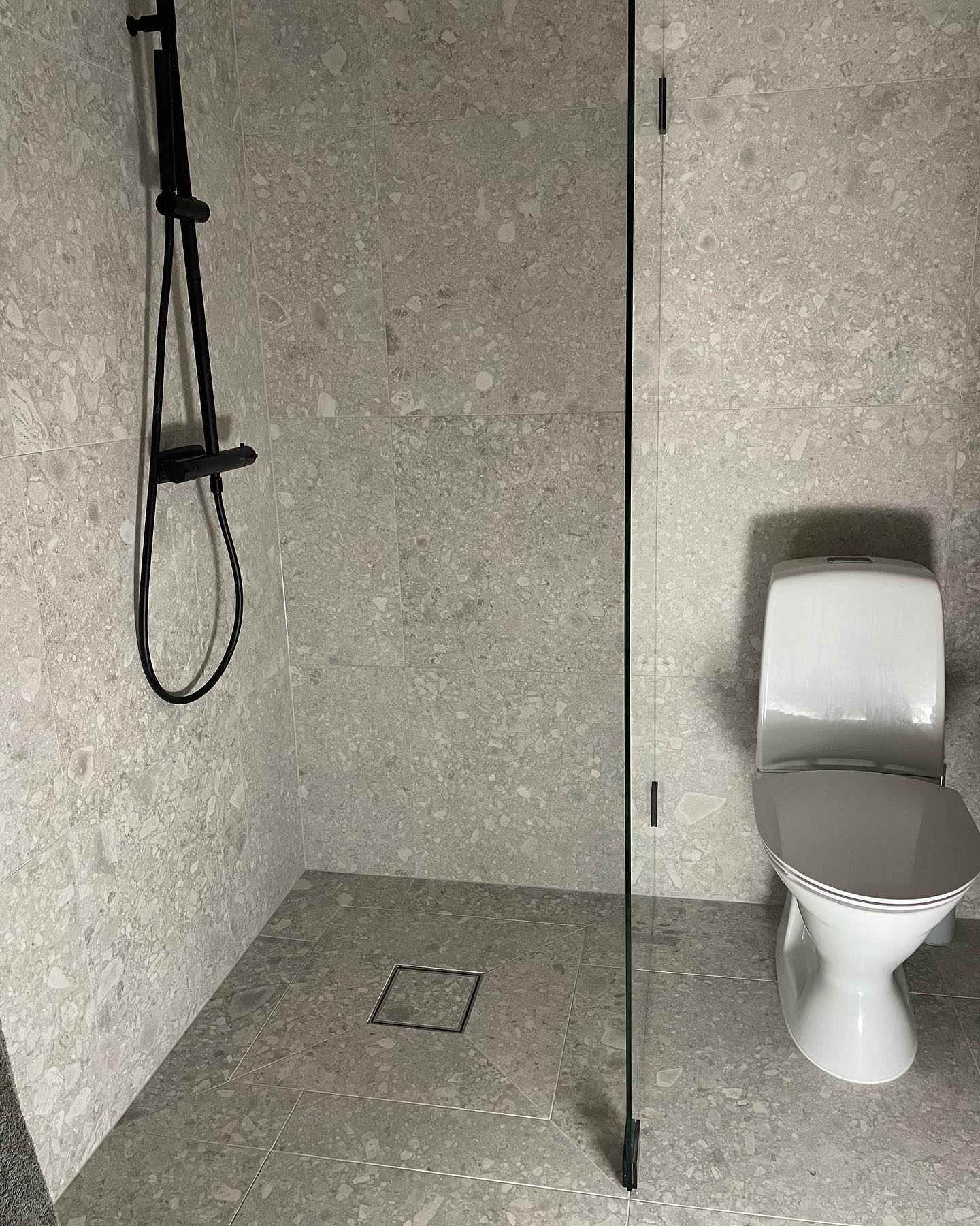 Bra resultat ☺️👍🏻
Samarbete med:
@ksrorab
@lundgrensel.se
@hakanssonsbygg
Kps måleri
@nkpgplatt - möbler och klinker
Platta: 60x60 Norr vit
#badrumsinspo #jtbyggmurputs #nkpgplatt #klinker #norrköping #linköping #badrum #badrumsrenovering