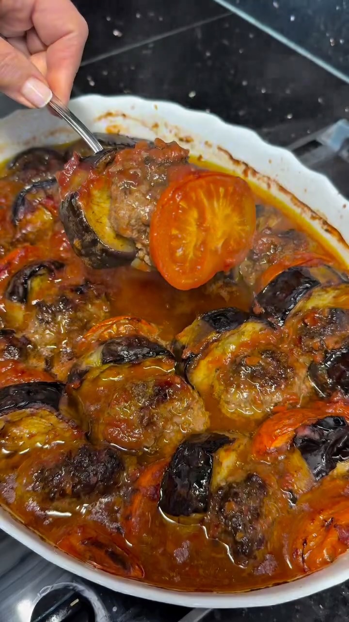 🍆 Tepsi Badenjan (eggplant tray)
Ingredients
For the eggplant & meat
• 4 large aubergines (eggplants)
• 1 kg minced meat (beef or lamb)
• 120 g onion, finely minced
• 1 tsp salt
• 1 tsp black pepper
• 1 tsp turmeric
• 3 tomatoes, sliced
• Oil for frying
For the sauce
• Juice of 1 lemon
• 1 can (400 g) tomato pulp (crushed tomatoes)
• 2 tbsp tomato paste
• 1 tsp salt
• ½–1 tsp black pepper
• 400 ml water
Instructions
Peel the aubergines in stripes (leaving some skin for structure).
Slice into 2 cm rounds.
Sprinkle with salt and leave for 1 hour to draw out bitterness.
Pat dry with kitchen paper.Fry in oil until golden.
Transfer to paper towels to drain excess oil.
In a bowl, combine minced meat, onion, salt, pepper, and turmeric.Mix well.
Shape into small flat patties.
Fry until lightly browned (they will finish cooking in the oven).Set aside.
Preheat oven to 180°C.
In a large oven dish (Pyrex or similar), arrange:
a layer of aubergine, meat patties ,
tomato slices
In a bowl, mix:
• lemon juice
• tomato pulp
• tomato paste
• salt & pepper
• water
Stir until smooth.Pour evenly over the assembled tray.
Bake for 50–60 minutes until bubbling and fully cooked.
Serve with rice or bread
#middleeasterncuisine #iraqifood #aubergines #tepsi #foodlover