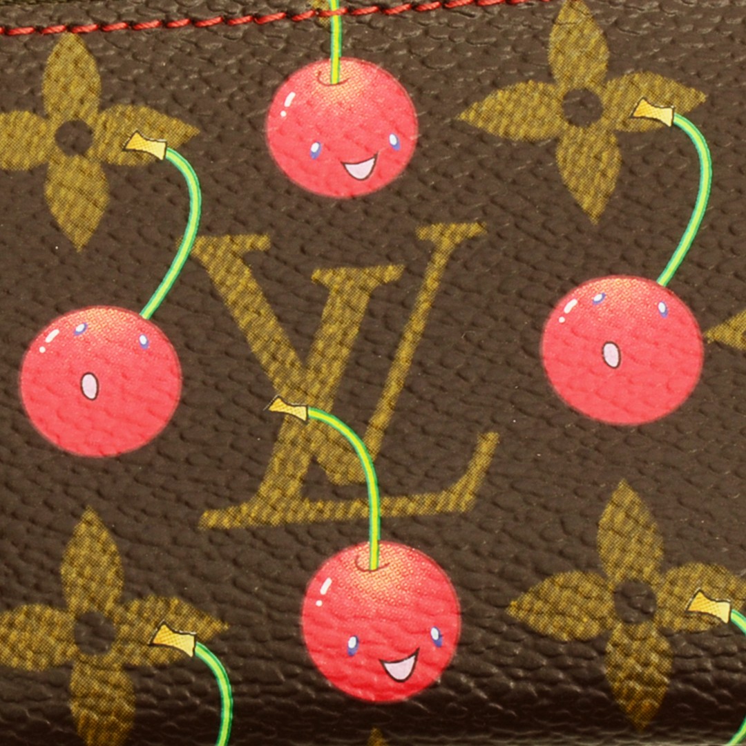 Scarves, wallets, and small coin cases. You can find those happy cherries on plenty of different Louis Vuitton monogram releases.
#louisvuitton #coincase #authentic #fashion #secondhand #secondhandfashion #designer #leather #logo #signature #monogram #cherry