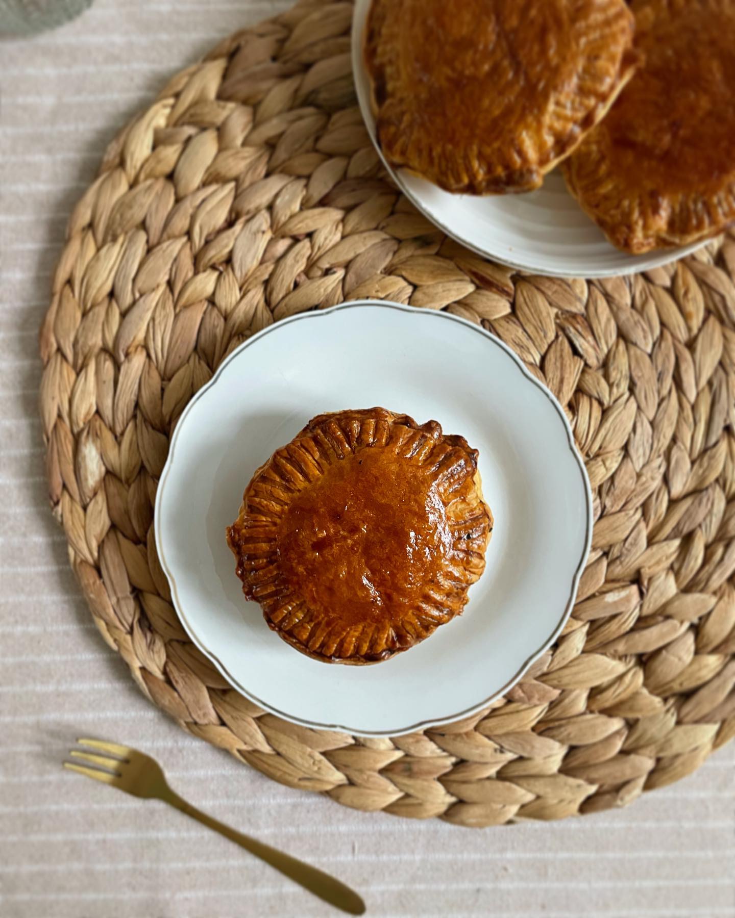 Mini galette individuelle frangipane noisette
Hello, je reviens en ce début d’année avec une recette de galette frangipane à la noisette (cuisson Airfryer possible), j’espère que cela te plaira !
Pour 7 petites galettes individuelle
✨Les ingrédients :
Etape 1 - La crème pâtissière :
- 30 g de lait
- 1 jaune d’oeuf
- 5 g de sucre
- 1 pincée de vanille en poudre
- 4 g de maïzena
- 5 g de beurre
Etape 2 : La crème de noisette :
- 30 g de beurre
- 20 g de purée de noisette (facultatif, possible de remplacer par 20 g de beurre)
- 30 g de sucre
- 1 oeuf
- 10 g de farine
- 50 g de poudre de noisette
+ 2 pâtes feuilletées ronde pur beurre
+ Pépites de chocolat (facultatif)
+ 1 oeuf pour la dorure
✨La méthode :
1 - Préparer la crème pâtissière
- Dans un bol mélanger le jaune d’oeuf avec le sucre et la vanille
- Puis ajouter la maïzena a la préparation
- Dans une casserole faire bouillir le lait
- Puis verser le lait sur le mélange précédent
- Mettre le tout dans la casserole à feu doux et mélanger jusqu’à ébullition
- Reverser dans un bol, puis ajouter le beurre en petits morceaux, mélanger
- Laisser de coter
2 - Préparer la crème de noisette
- Ramollir le beurre coupe en petit morceau 10 secondes au micro-ondes
- Mélanger le beurre avec la purée de noisette et le sucre
- Ajouter l’oeuf, mélanger
- Ajouter la farine, mélanger
- Ajouter la poudre d’amande, mélanger
3 - Préparer la crème frangipane
- Mélanger la crème pâtisserie (1) avec la crème de noisette (2)
- Incorporer les petites de chocolats
4 - Dressage
- Découper 7 ronds de 12 cm de diamètre dans chaque pâte
- Garnir avec la crème, laisser 1 cm de bord sans crème
- Mélanger l’oeuf pour la dorure
- Dorer les bords de la pâte
- Ajouter le second cercle de pâte sur le premier qui contient la crème
- Avec une fourchette celle les bords
- Dorer le dessus avec l’œuf
5- Cuisson
Au Airfryer
- Placer 12 min à 180°C
- Retourner et placer 5 min à 180°C
Au four :
- Cuire 15 à 10 min à 180°C
Déguster !
•
🌾 Elodie Bernard Diététicienne Nutritionniste
•
#recette #galettedesrois #galettefrangipane #frangipanenoisette #patisserie #plaisiralimentaire