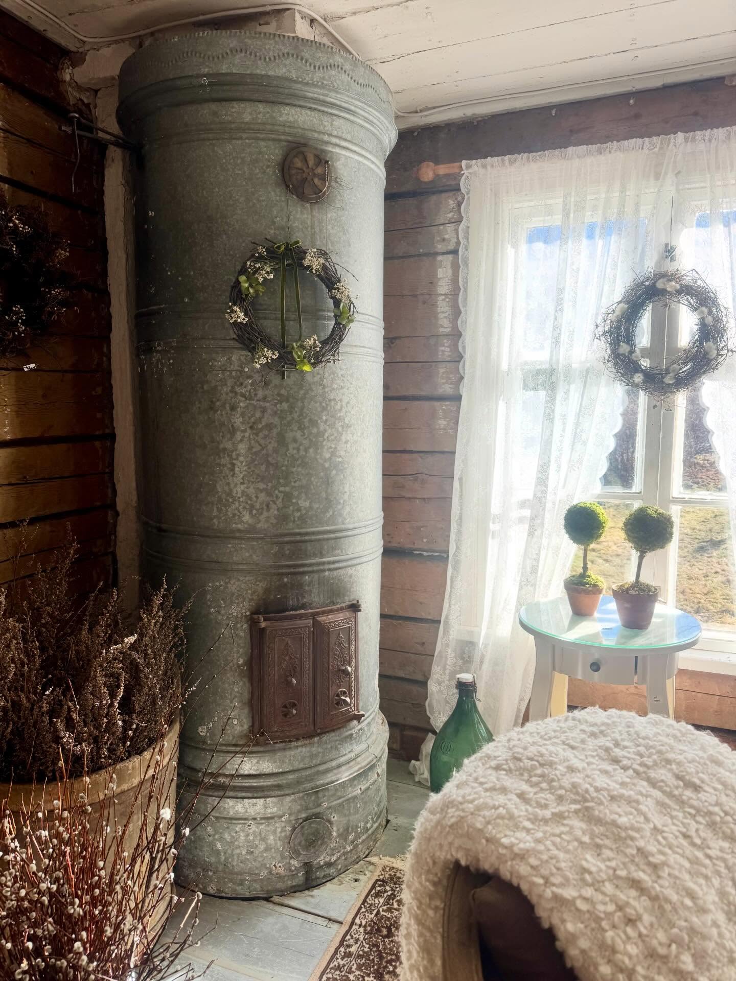 Pönttöuuni.
Ainahan haaveilen uunien käytöstä ja lämmöstä tai edes pienistä tunnelmatulista.
Vaatii kyllä kuntotarkastusta. Vielä on siirretty…