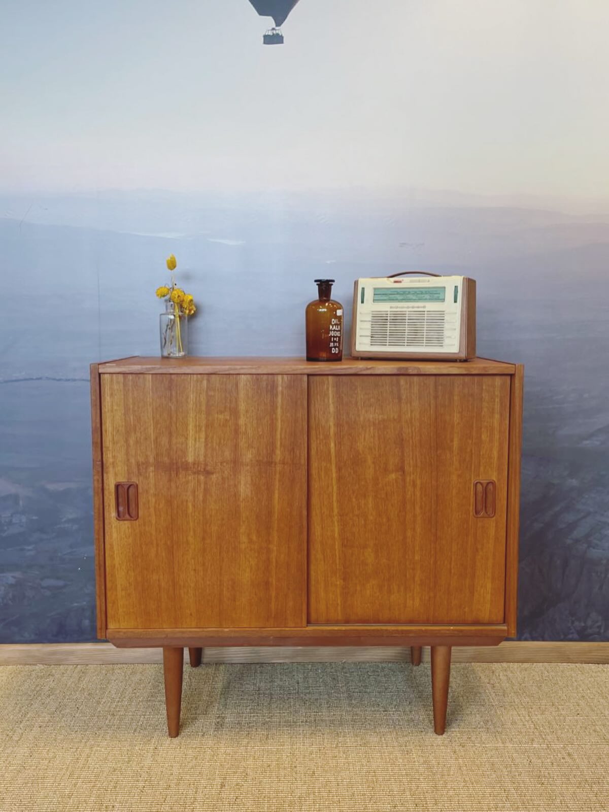 Petite commode danoise avec portes coulissantes disponible en ligne! (Lien en bio)
#mobilier #mobiliervintage #decorationvintage #mobilierscandinave #teakfurniture