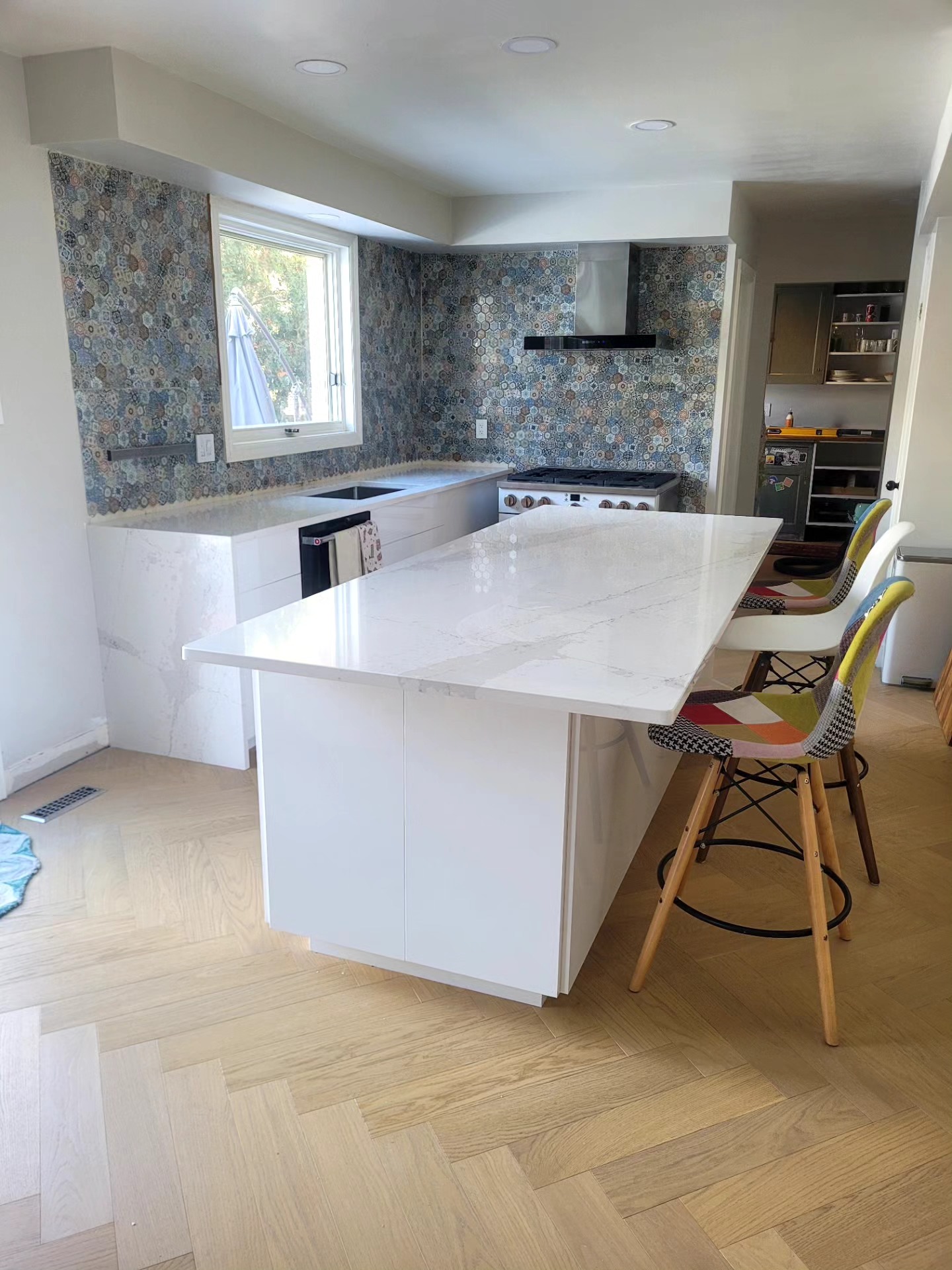 ✅️Kitchen + pantry install with push to open doors and drawers with a high gloss finish
✅️Oak Hardwood flooring in herringbone pattern throughout the entire main floor, all connected with no transitions
✅️New large baseboard
✅️Fresh coat of paint
✅️large format black and white diamond pattern tile (see previous post)
✅️door way trim removed, replaced with drywalled openings, for a more open feel between the rooms
All work listed was completed by maximus craftsmanship
Check out the last 2 pictures to see what it looked like beforehand