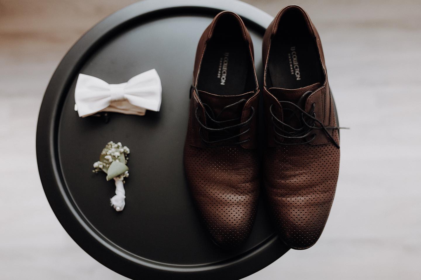 It's all about the details.
Ich liebe es auf Hochzeiten auch den Fokus auf die Details zu setzen. Es sind manchmal nur Kleinigkeiten, aber sind es nicht teilweise genau diese detailverliebten Bilder? Die Paare denken immer an so viele Kleinigkeiten für ihren großen Tag. Sei es die Initialen im Anzug, die Lieblingsblumen, der aufregende Moment, kurz bevor man in das Brautkleid oder in den Anzug schlüpft, schön, dass du da bist Sticker auf den Taschentüchern, die Deko, die alles harmonisch macht oder auch die Blüten, die nach der Trauung aus Freude über das Paar geworfen werden und so vieles mehr.
Als Fotografin möchte ich neben den Emotionen auch eure Liebe für das Detail festhalten. Denn genau das sind die kleinen Feinheiten, an denen ihr teilweise Monate in der Planung sitzt. Es sind ebenso wichtige Momente, weil ihr euch Gedanken gemacht habt. Gedanken, dass diese Kleinigkeiten euch und euren großen Tag noch mehr verzaubern.