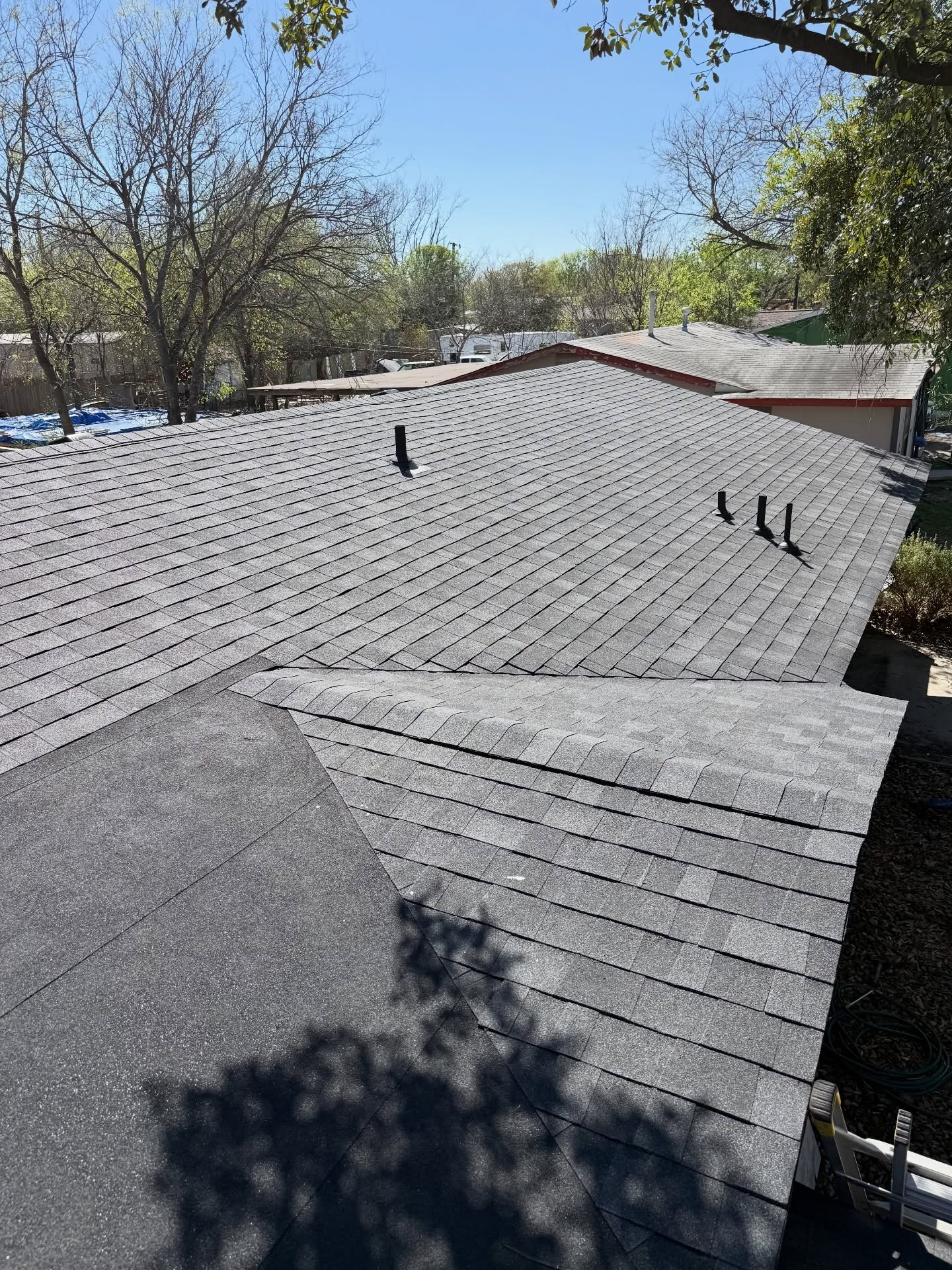 Another roof in the books! 🏠🔨
Big thanks to our customer for trusting us with their home — we made sure this new roof is built to last 30+ years 💪🔥
We installed Owens Corning Oakridge shingles in Onyx Black 🖤 clean look & solid protection!
If you’re in Central Texas and need a roof inspection or replacement, give us a call for a FREE estimate 📞
210-937-2461
We’ve got you covered! 🙌. #roofing #sanantonio #texas #contractor #boerne