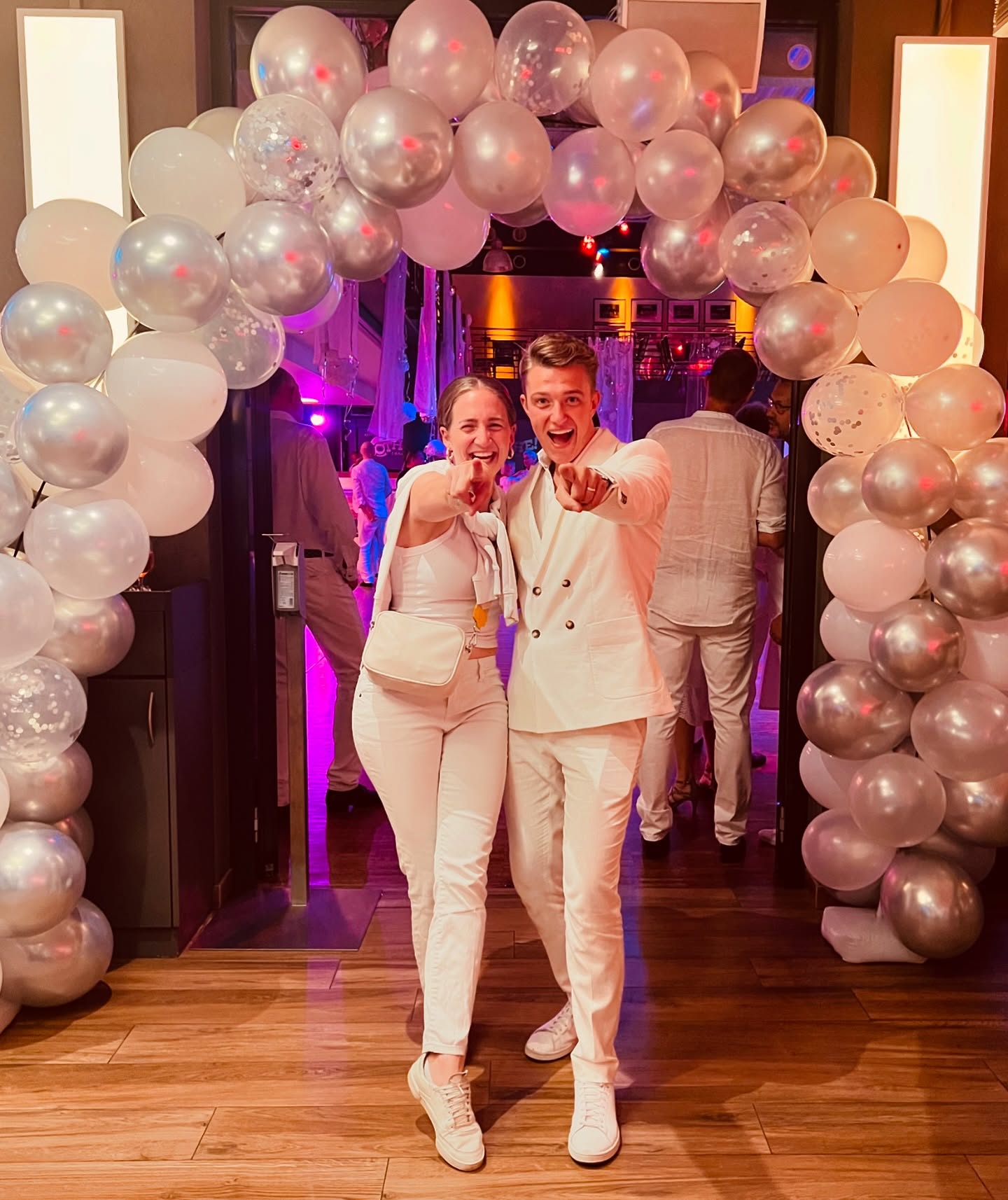 Hannover ✨ | Tanzschule Fam. Bothe
____________________________________________________
Ein Wochenende in Hannover bedeutet für mich tanzen, lachen, feiern, lecker Essen, Kaffee trinken und gaaaaaanz viel quatschen :)
Meist reicht mir ein Wochenende nicht aus, um mir für jeden genügend Zeit zu nehmen - deshalb versuche mindest einmal im Jahr die halbe Weltreise in den Norden auf mich zu nehmen.☺️
*********
Bereits vor 2 Jahren (Juli 2022) schloss ich hier erfolgreich meine Ausbildung zur ADTV Tanzlehrerin ab.
Heute blicke ich zurück auf 3 unvergessliche Ausbildungsjahre, gespickt mit Höhen und Tiefen. Neben der unglaublichen Coronazeit (in der wir als Tanzschule alles möglich gemacht haben, um als Unternehmen zu überleben) waren meine Tage, Wochen, Monate und Jahre gefüllt mit: viel (Tanz)Training, erneutes vor den Schreibtisch sitzen und lernen, lange Arbeitstage, Prüfungsangst, neuen Freundschaften, Fernbeziehung, Onlinetrainings, SocialMedia, Büroarbeit, drei Umzüge, die ersten eigenen Tanzkurse, das Neu-Einführen von DanceCrobatics und der Heimatbesuche um bei Family & Friends Kraft zu tanken ✨🫶🙏🏻
#dowhatyouwant #dancing #paartanz #tanzen