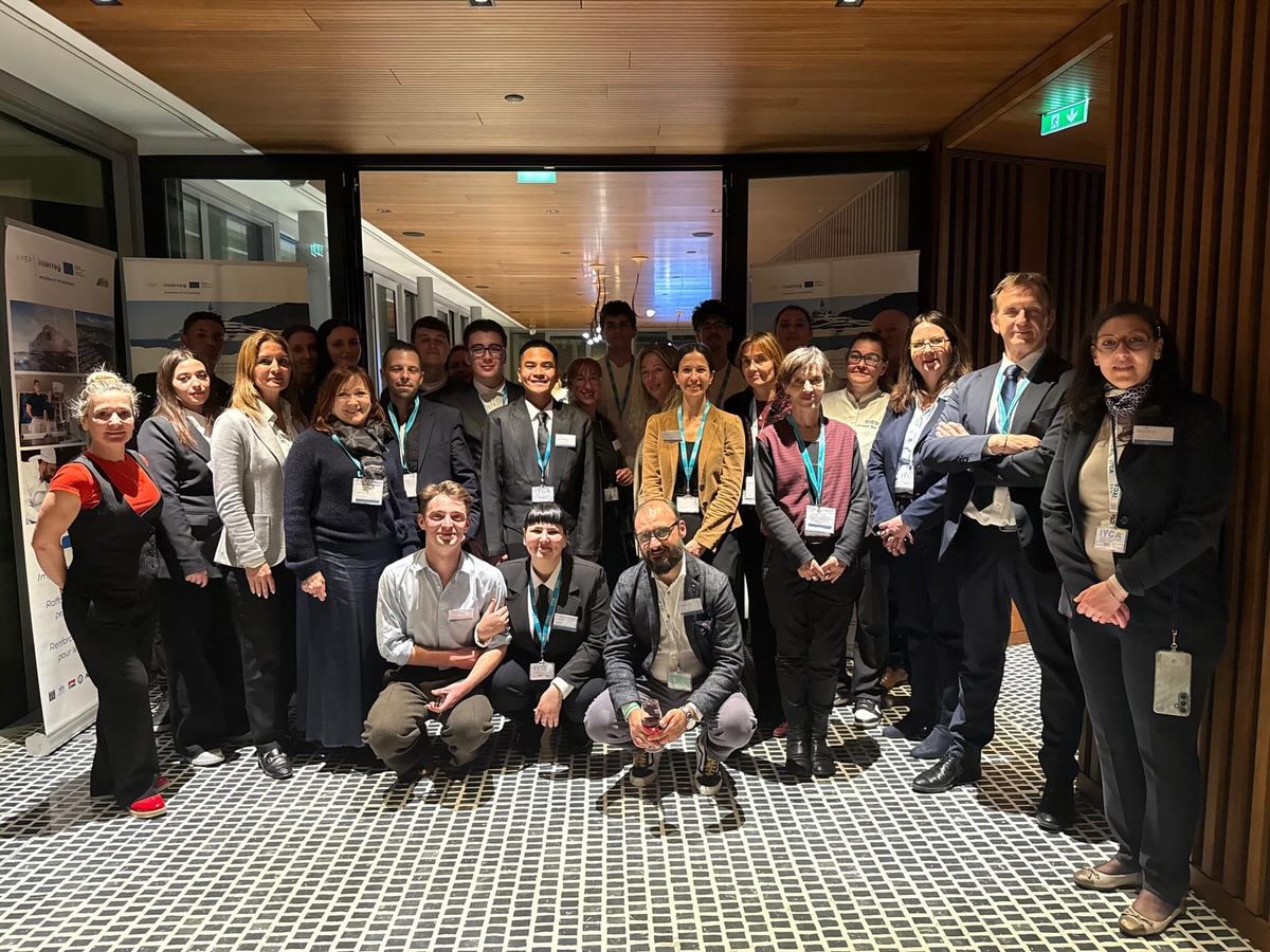 ⚓ Retour sur un temps fort du projet I-YEP au cœur du yachting international
Le mercredi 18 mars, le lycée hôtelier Jeanne et Paul Augier a eu l’honneur de participer à un événement majeur organisé à l’International Yacht Club d’Antibes, un lieu emblématique du secteur du yachting.
Nous remercions chaleureusement M. Didier Ochs, directeur d’exploitation du port de Port Vauban, pour son accueil, ainsi que M. Agostino Pesce, dont la présence a honoré cet événement.
À cette occasion, notre proviseur, M. Marc Telliez, a pu engager des échanges constructifs visant à renforcer les synergies entre le système éducatif et le tissu économique local, au service de l’insertion professionnelle de nos étudiants.
Cet événement s’inscrit dans le cadre du projet européen I-YEP – Improving Yacht Excellence Profiles, qui mobilise notre établissement aux côtés de partenaires à Bastia et en Italie (Viareggio), avec un objectif clair : développer des parcours d’excellence et rapprocher les jeunes talents des acteurs du yachting.
🎓 Dans cette dynamique, notre Bachelor Yachting International constitue une véritable passerelle vers les métiers embarqués (cook, steward/ess), en phase avec les exigences du yachting de luxe et favorisant une insertion rapide et qualifiée.
📍 La semaine se poursuit avec notre présence sur deux événements incontournables :
– le Nice Boating Tomorrow, au port de Nice (19 et 20 mars)
– le Salon de l’Étudiant spécial Yachting au Yacht Club de Monaco (21 mars)
👉 Autant d’opportunités pour découvrir les métiers du secteur et échanger avec des professionnels engagés.
@ccitalienne
@marctelliez