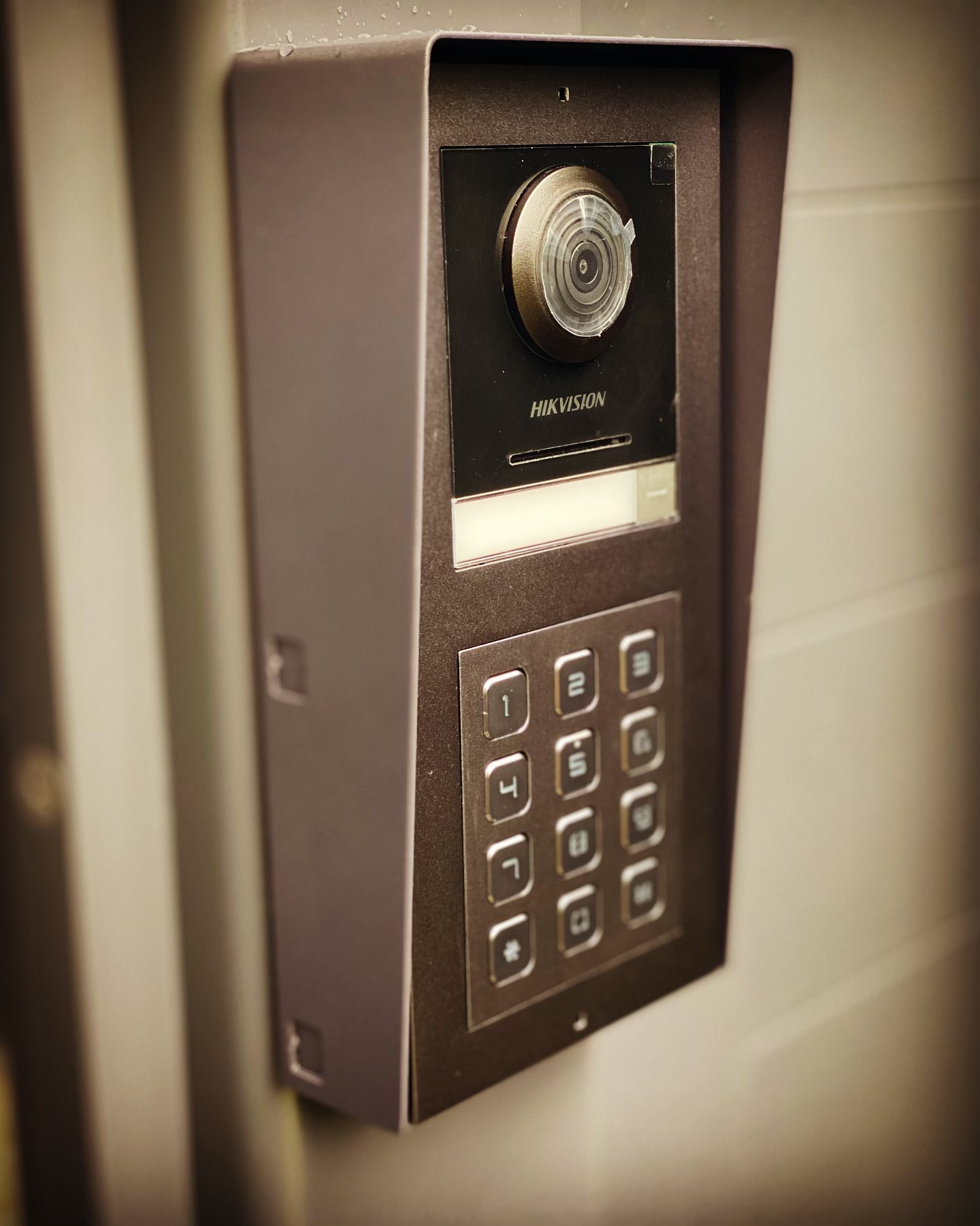 @hikvision door entry system installed allowing secure access to our clients property. This system will be one of three entry points and is fully integrated into the property CCTV solution, allowing 24/7 recording at the perimeter of the property for additional security.
If you’re interested in access control, speak to the team @bitcloudautomation for a tailored solution. “Making technology work for you”
#cctv #doorentry #accesscontrol #hikvision #smarthome