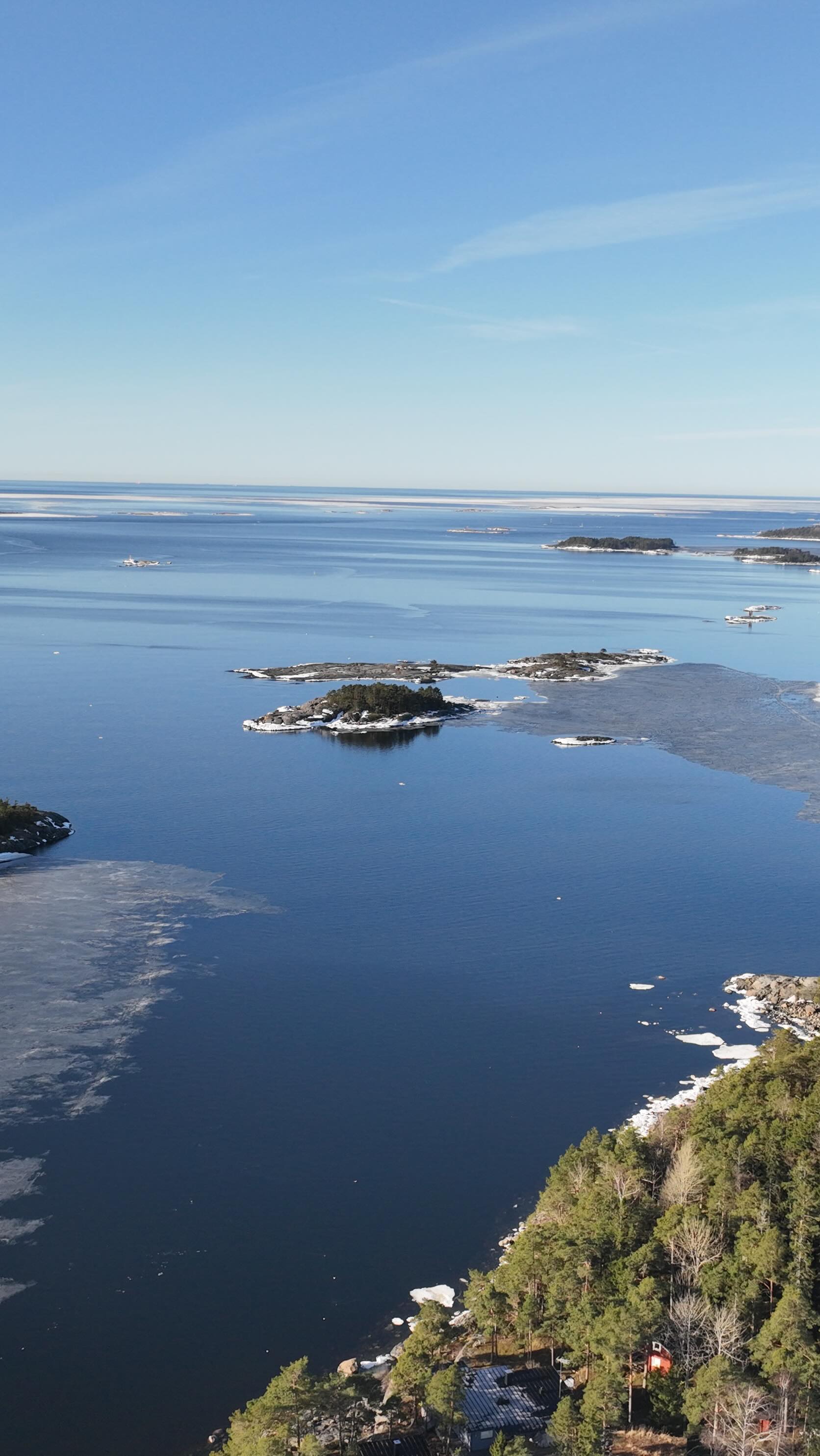 Quick ice update from Pellinki 👇
Sent the drone up today (gimbal broken and all – priorities 😅) and things are moving FAST.
❌ No ice outside Bockholmsdjupet
❌ No ice outside Sandö
⚠️ Missholm–Sandösundet next to go
This is happening now.
Spring isn’t “coming”… it’s already here.
Did you expect it to go this fast this year?
#seasport #visitpellinge #pellinki #pellinge #porvoonsaaristo
