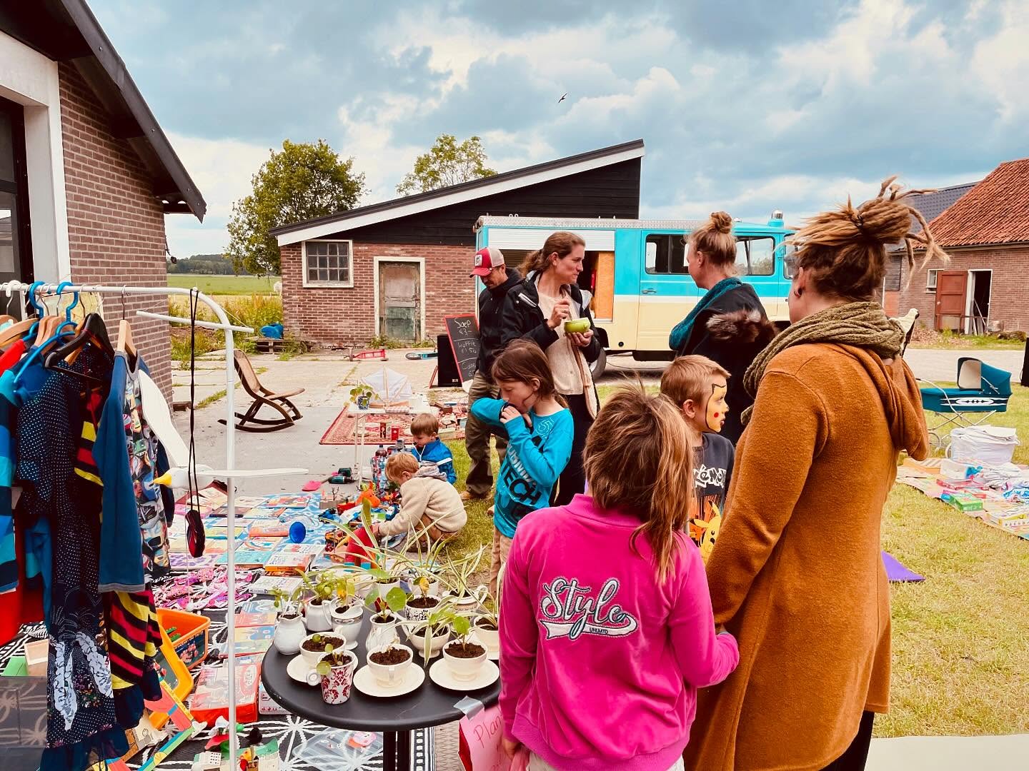13 juli organiseren we de tweede kleedjesmarkt hier op Huize Blokland! Er zijn nog een paar plekjes vrij voor als je wilt komen verkopen. DM om je op te geven.
En voor wie zin heeft in een middagje lekker struinen, lekkere hapjes en drankjes, muziek, Acroyoga, schmink voor de kleine (of grote) mensen, allemaal speeltoestellen en leuke boerderijdieren en nog veel meer leuks: kom langs en neem vooral je kind, vriend, nicht, oma, vader, buurvrouw of collega mee!
Vanaf 13:00 uur tot ong 19:00 uur, op Huize Blokland. Bij regen in de stal.
Kom op de fiets! En parkeer anders op de parallelweg.
De hout 58
Hem
