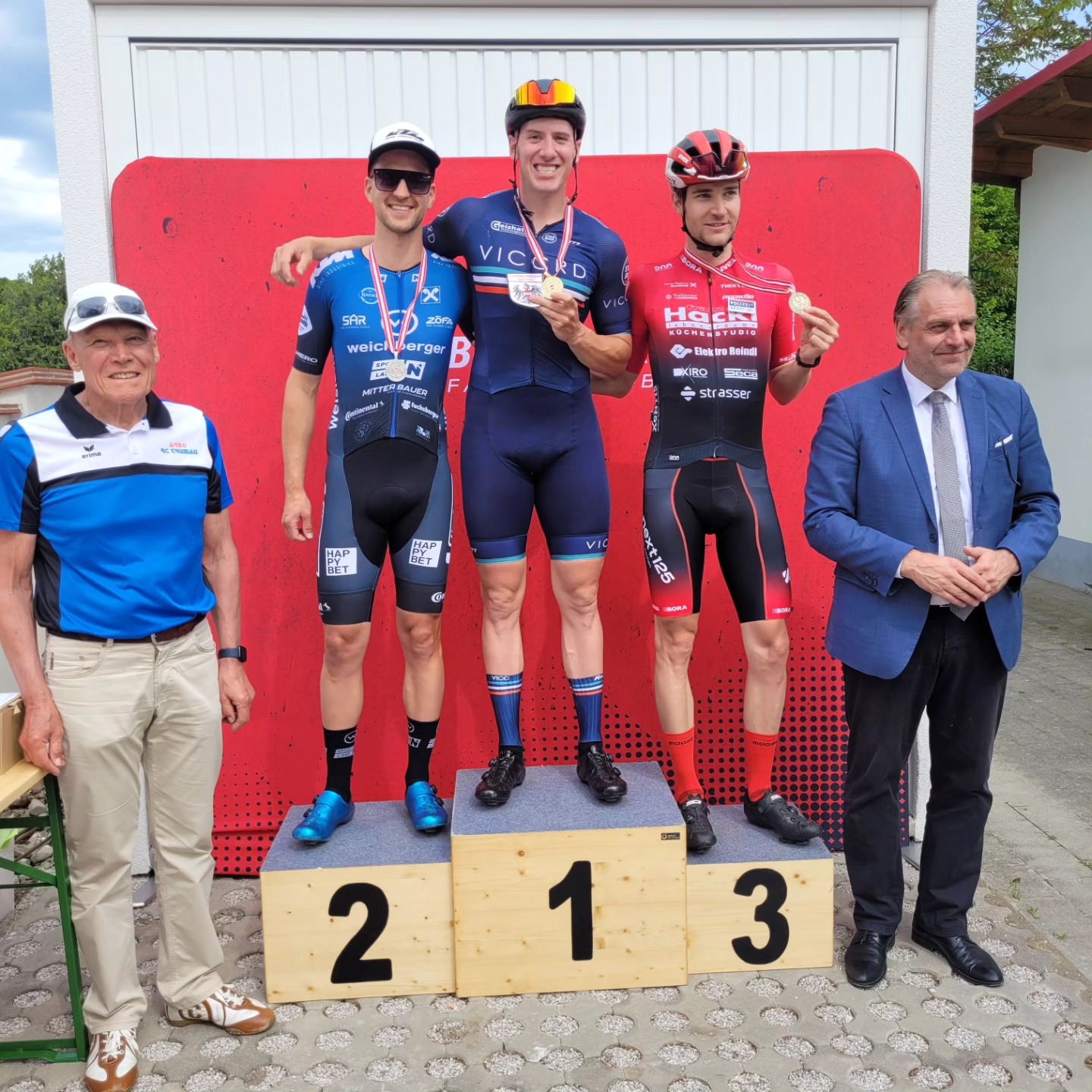 🥇for @sprungeheuer (AM) and @pierlopone (MM1) at the crit nationals in Trumau today. Wolfgang rounded up the great results with 🥈in his category MM4. Looks like the regular trainings at the VICC Race Days are paying off!
.
.
.
#gofastturnleft #raceday #critracing #podiumshots #nevernotracing