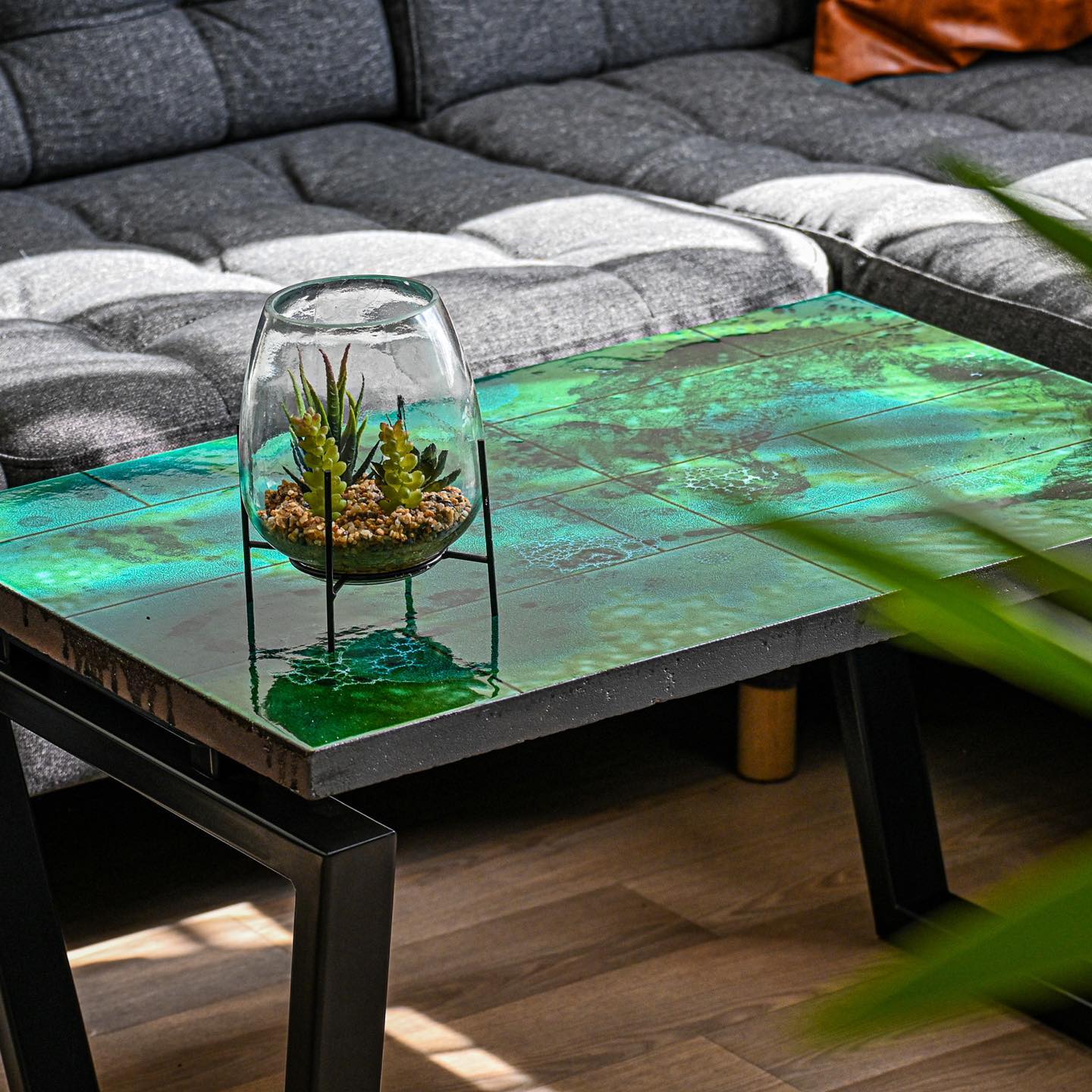 LEVY LAVA 🌋
Une touche d'élégance et de naturel dans votre salon 🌿💎 Notre table basse Levy Lava en pierre de lave artisanal avec son piétement en métal noir design est l'ajout parfait à votre décoration intérieure. La pierre de lave naturelle apporte une texture unique et une profondeur fascinante à votre pièce, tandis que le piétement en métal noir ajoute une touche de modernité et d'élégance. Chaque pièce est fabriquée à la main avec amour et minutie, pour créer un design unique et durable. Cette table basse en pierre de lave artisanal est plus qu'un simple meuble, c'est une véritable œuvre d'art qui ajoutera une touche de sophistication à votre salon. ✨🌿
Modèle disponible @lavastone_design
#productdesign #industrialdesign #design #designer #productdevelopment #material #homedecor #modernfurniture #coffeetable #interiordesign #designinspiration