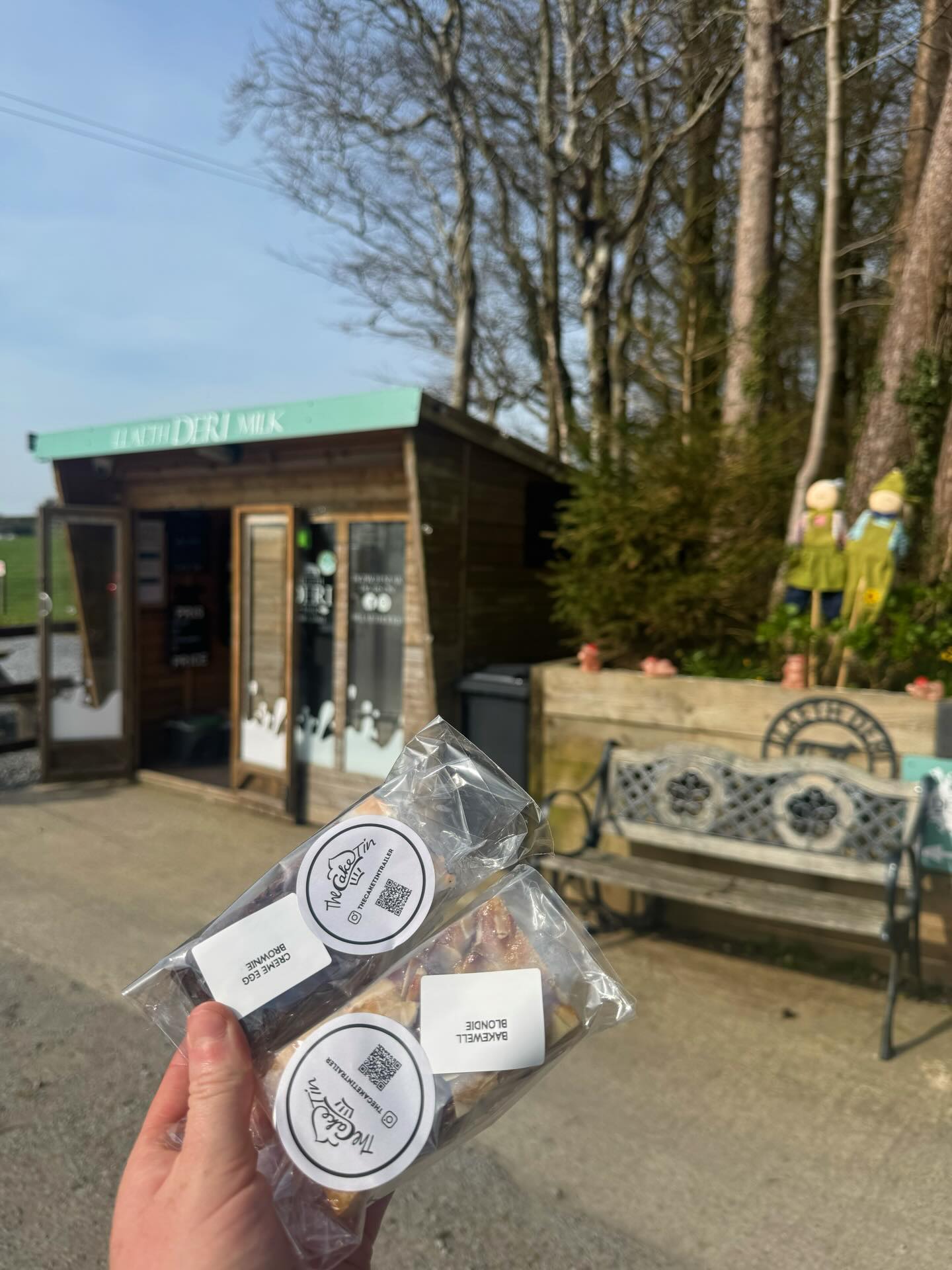 Excited to now be stocking Llaeth Deri Milk @llaeth_deri_milk with Cake Tin bakes.
This weekend youโll find Bakewell Blondies, Kinder & Creme egg Brownies then Kinder and double chocolate cookies ๐