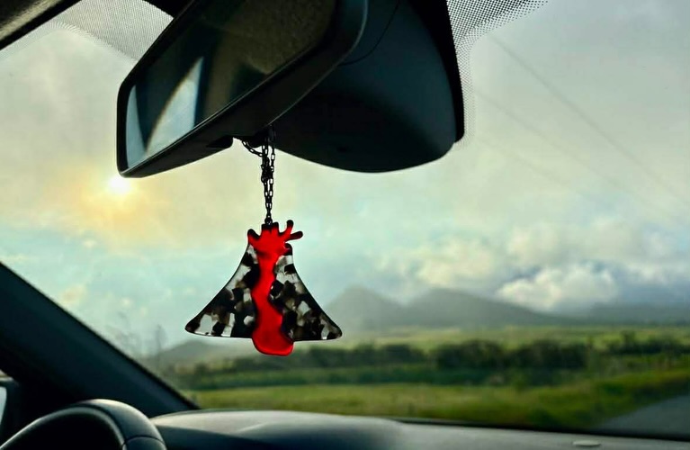 Souvenir de la Coulée 2026.
Mon ti volcan sur mesure fabriqué en lunettes recyclées ❤️