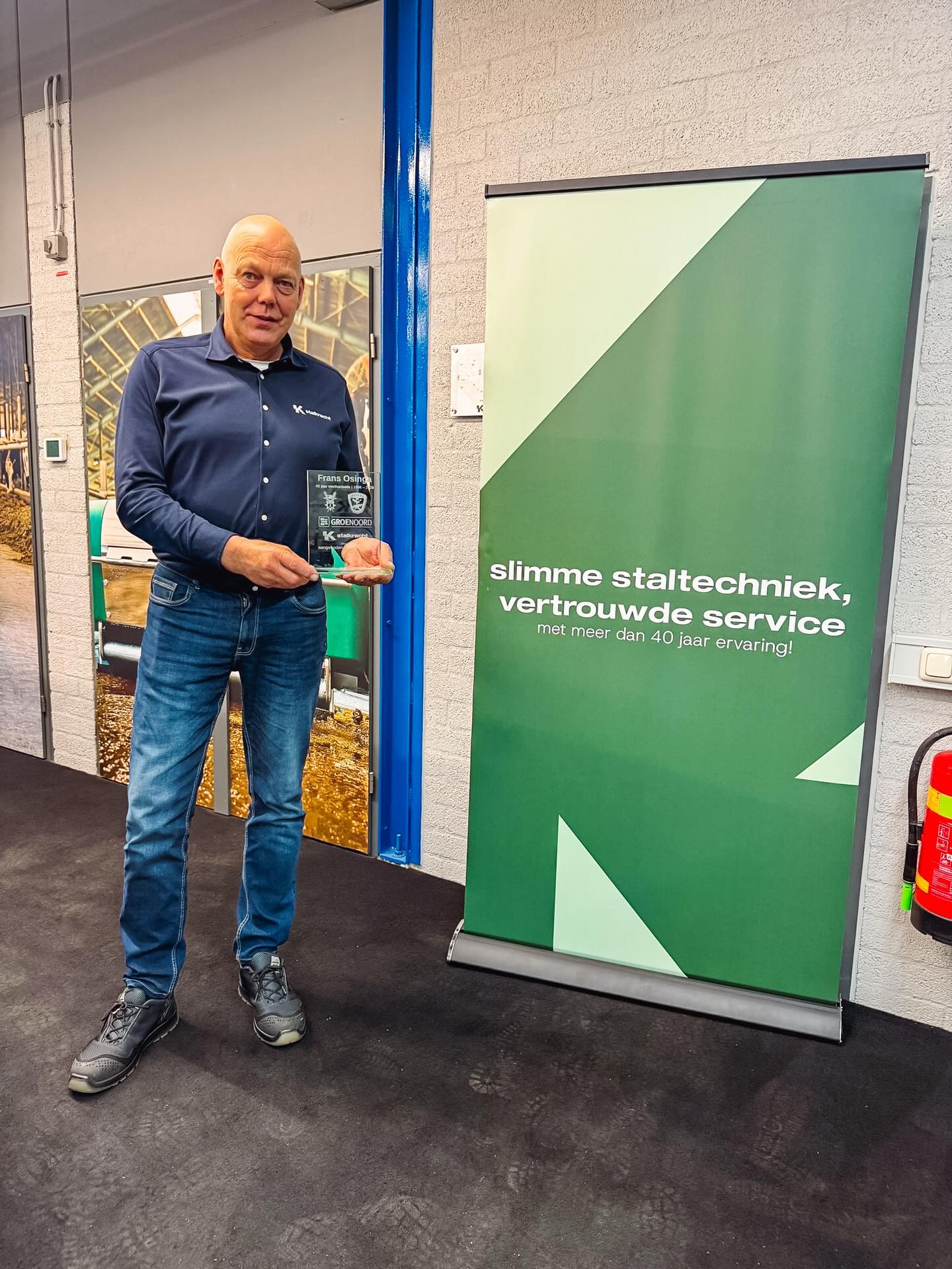 Een bijzonder moment tijdens onze open dagen: Frans is al 40 jaar actief in de mechanisatie.
Deze week hebben wij hem dan ook in het zonnetje gezet om stil te staan bij deze mooie mijlpaal. Frans begon zijn carrière destijds bij DEM en is inmiddels een gewaardeerde kracht binnen ons team bij Stalkracht.
Met zijn jarenlange kennis en ervaring levert hij dagelijks een belangrijke bijdrage. Mede dankzij collega’s zoals Frans beschikken wij over een team met meer dan 40 jaar ervaring in de sector.
Frans, bedankt voor je inzet, betrokkenheid en vakmanschap.💪