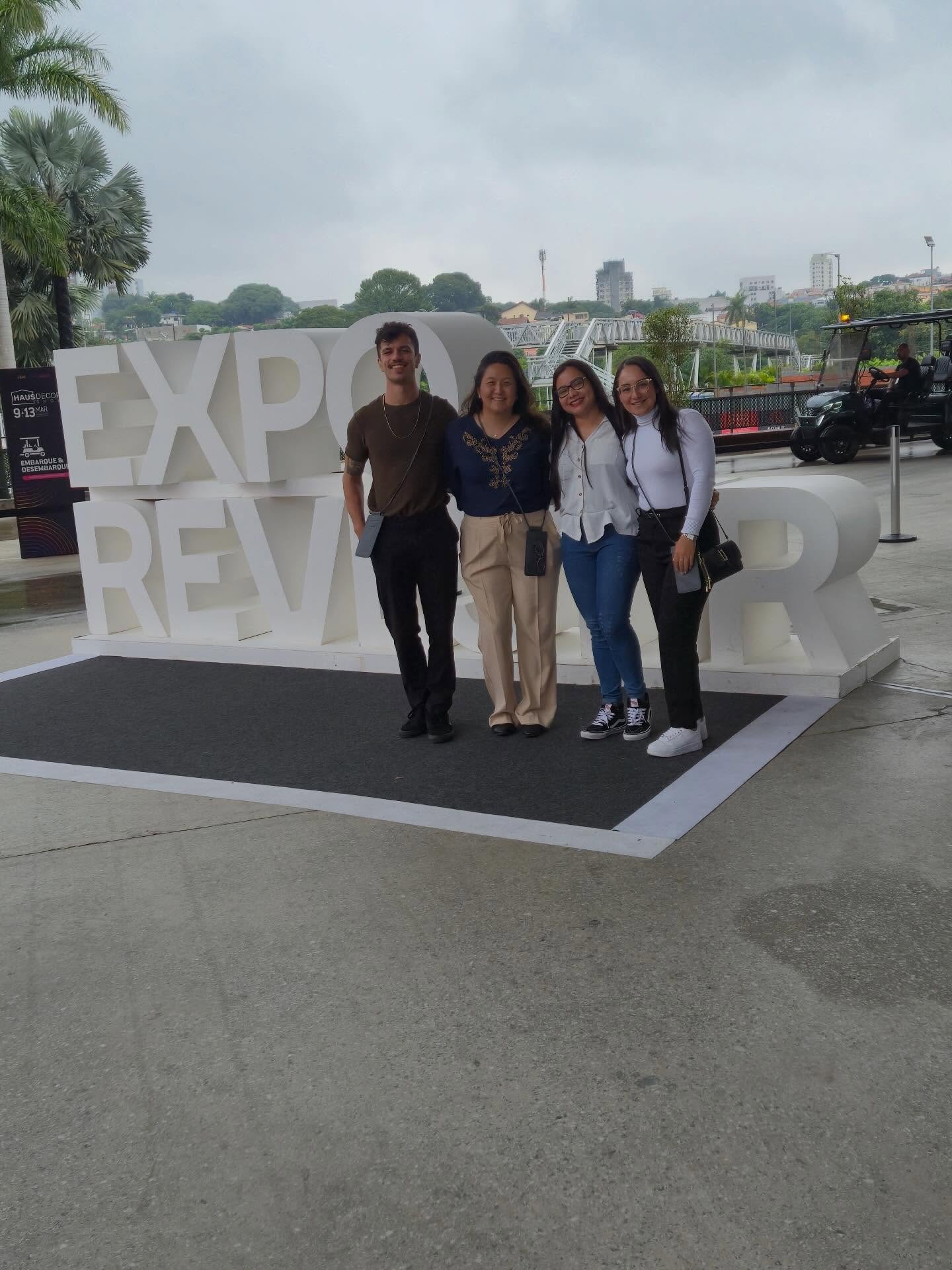 Tivemos a oportunidade de acompanhar de perto as tendências que estão moldando o futuro da arquitetura e do design.
A convite da @orvibobrasil , nossa equipe vivenciou soluções inteligentes e tecnologias de ponta aplicadas aos mais diversos projetos.
Também exploramos novos materiais e inovações na maior feira de acabamentos da América Latina @exporevestir_oficial e @hausdecorshow.