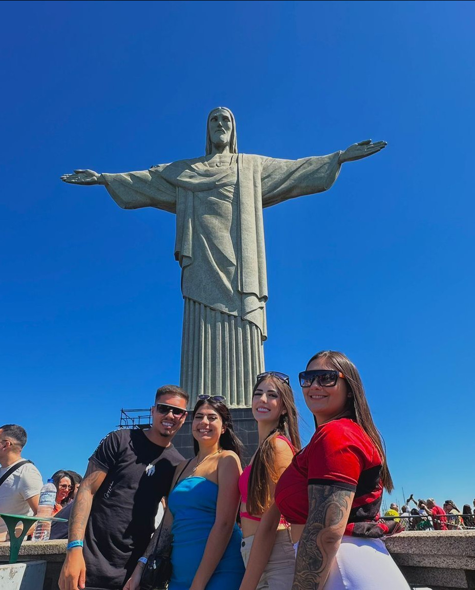 ☀🌊 Entre amigos, tudo fica mais incrível! Nossos clientes queridos aproveitaram cada momento no Rio de Janeiro, entre paisagens deslumbrantes e muita diversão.
E teve até pedido de casamento do @eduardoo_buenno para a @luiza_sabadinii no Cristo Redentor 💍💜✈
#RioDeJaneiro #ViagemEntreAmigos #CariocaVibes #ViagemPerfeita #Noivado