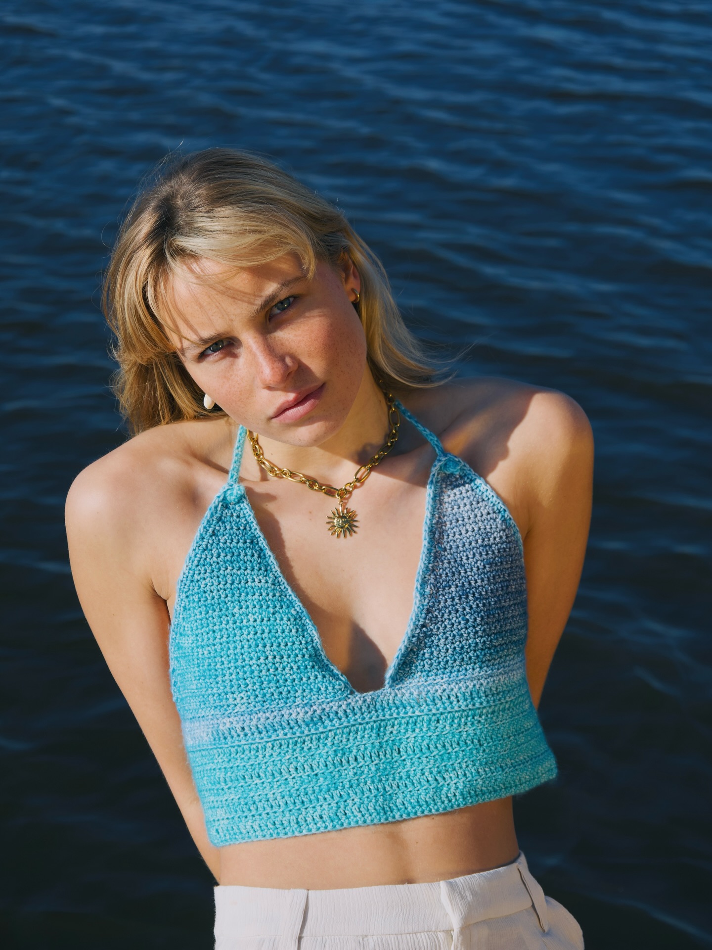 Il y a ce moment où tout change.
La lumière revient,
l’air se réchauffe,
et l’océan se met à scintiller différemment.
On a juste envie de ralentir,
de rester un peu plus longtemps dehors,
de regarder les vagues.
La collection « Reflets Bleus » est née de ces instants.
24 mars — 18h 🤍
.
📷 @lomapointcom / @laulaupiquet_