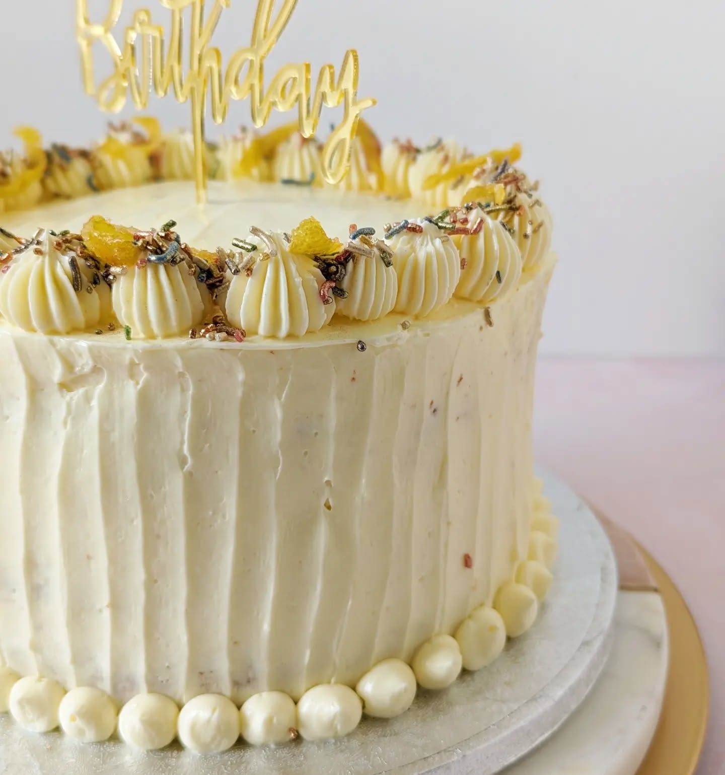 You know you're raising a kid of good taste when your 6 year old asks for lemon cake for his birthday 🥰 Lemon Drizzle Cake, Blueberry Compote, Lemon Swiss Meringue Buttercream. Finished with Candied Lemon Peel & Sparkly Jimmies Sprinkles ✨🎂
#prismbakes #prismbakescakes #birthdaycake #lemoncake #harrowbakers
