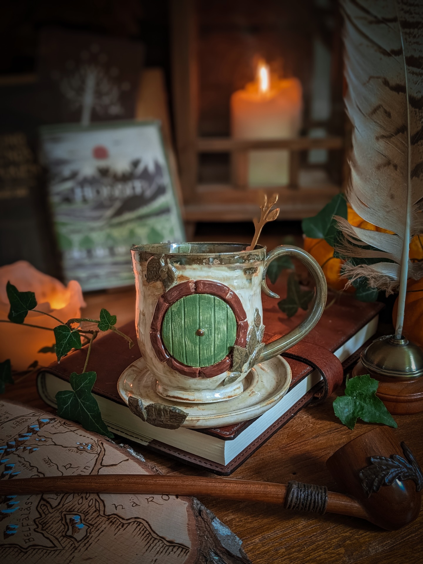 La nouvelle collection inspirée du l’univers du Seigneur des Anneaux arrivera Mardi 24 Mars à 20h 💚🍎✨
Et on commence les présentations avec ce joli service à thé de Cul de Sac ☕️✨
J’ai hâte de vous présenter les autres créations ! 🥰
Très bon dimanche chez vous 🌿✨
#hobbit #muglover #teatime #hobbitdoor #countryside