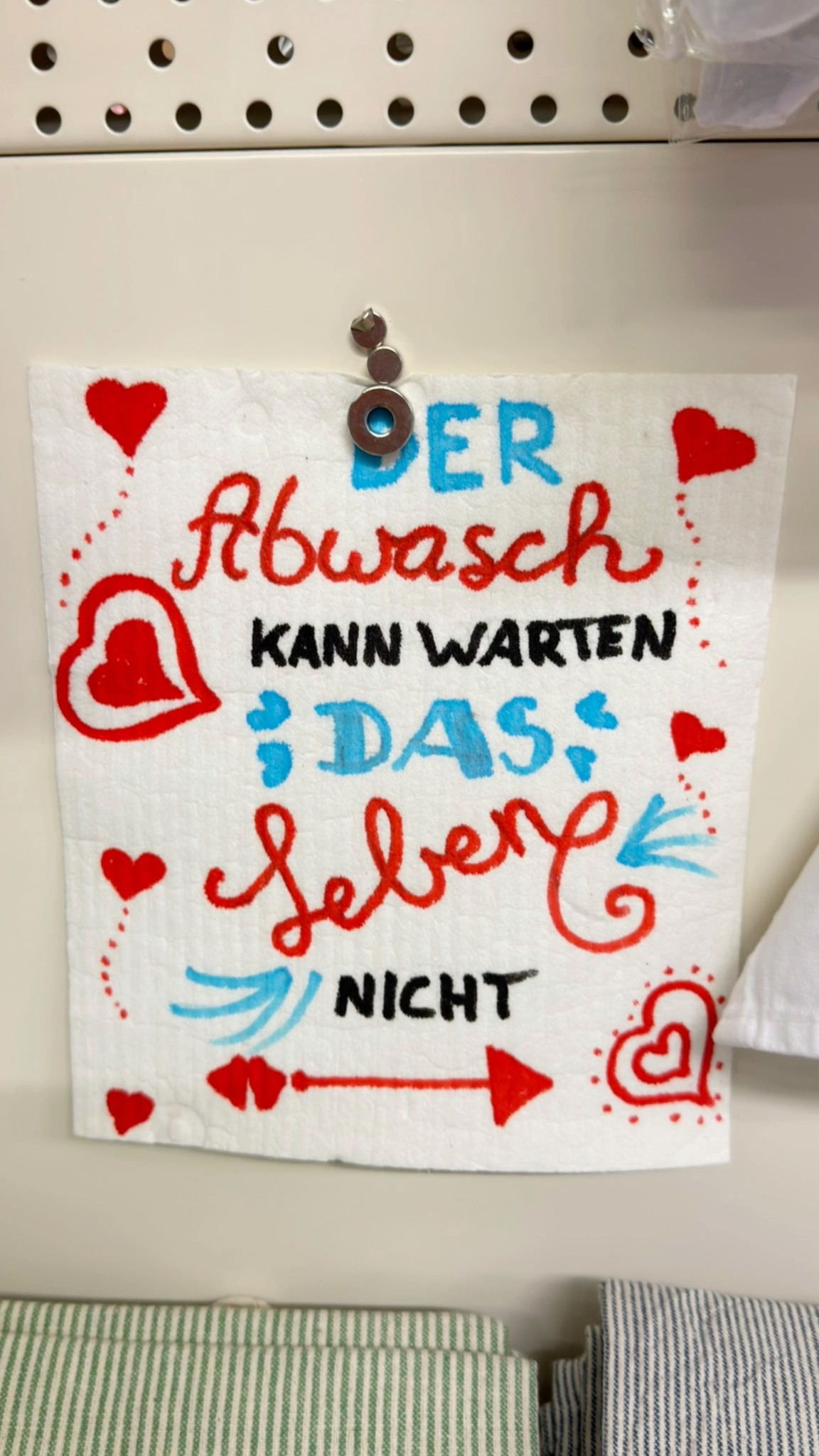 Mit Stoffmalfarben bringst du deine Ideen direkt auf Textilien – ob Lätzli, Geschirrtuch oder Tasche. Tupfen, stempeln, malen… alles ist möglich.
Komm vorbei und leg los! ✂️🖌️