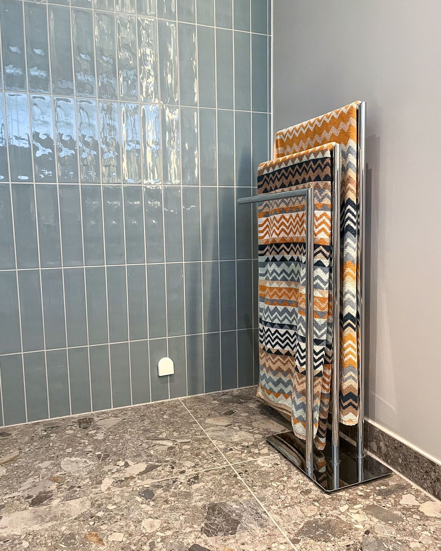 Det er ikke sånn at alle vegger må flislegges på et bad, det går fint an å male så lenge du holder deg i de tørre sonene. Her er en detalj fra et bad på Nesøya hvor vi har flislagt dusjsonen og malt øvrige vegger. Ble det ikke lekkert?