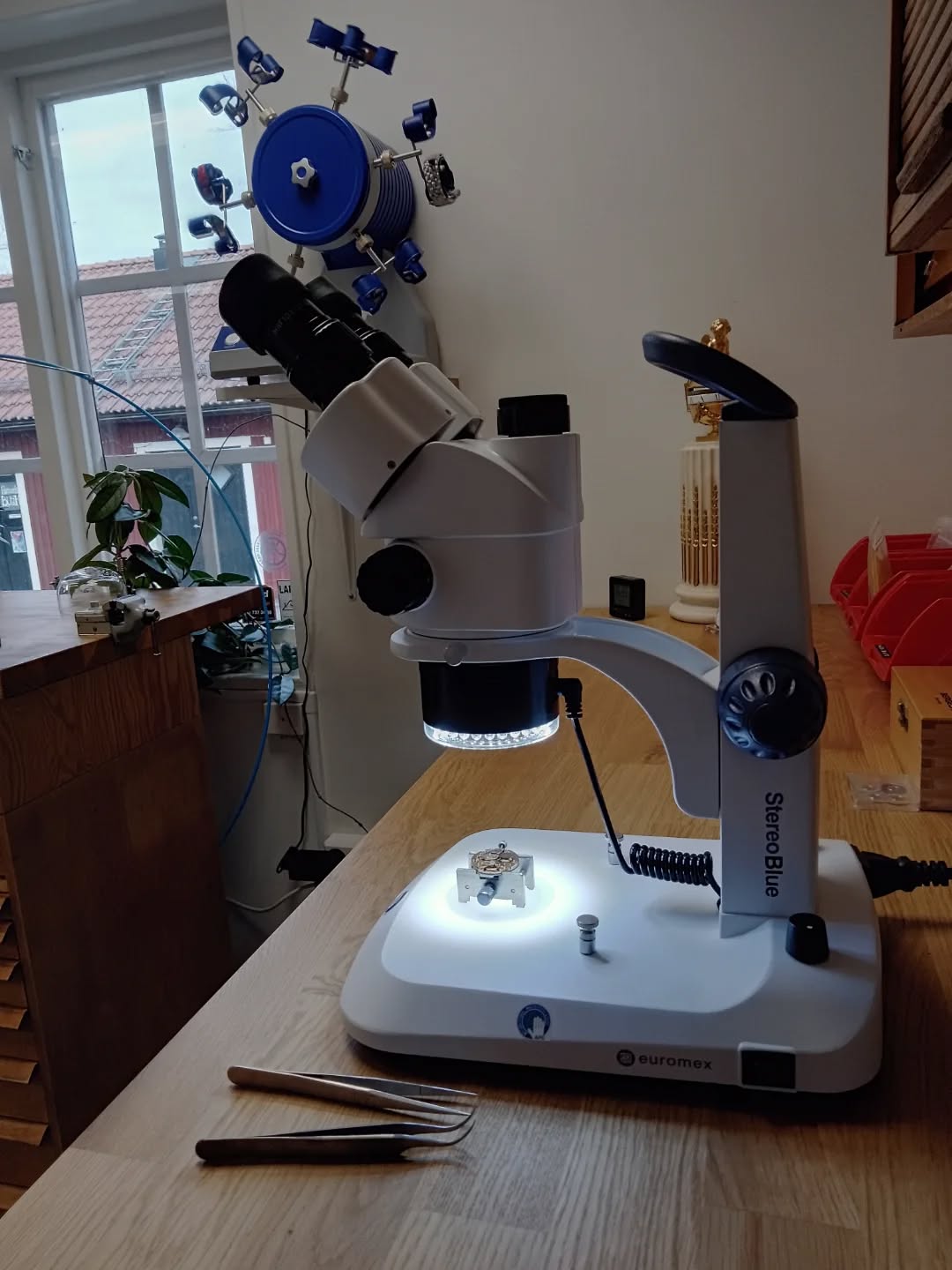 En trevlig lördag i verkstaden med glada kunder! Ett favoriturverk hjälper till att förgylla dagen, Certina kaliber 25-651 med rubinlager i fjäderhusbryggan.
Förresten, vi har snart roliga nyhet att presentera. Återkommer! 😊⌚🕰️
#klocka #urmakeri #watch #watchrepair #uppsala