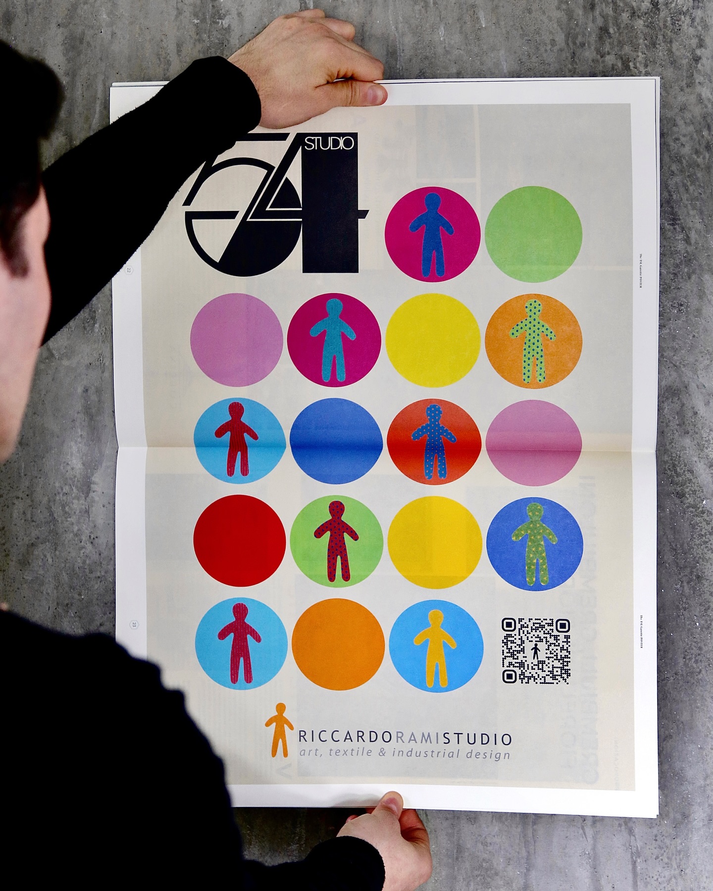 A POP SIGN OF THE EVENING
An evening at @cinetecamilano, Milan
During the evening organized by @thestylelift for the presentation of TSL Gazette, guests gathered at the Museo del Cinema for a night dedicated to creativity, fashion and culture.
On every seat in the theatre, a special numbered bag created for the occasion welcomed the guests. Inside, a selection of small memories from the evening’s sponsors and our colorful #Omino, resting on the seat.
The central poster of the magazine featured a series of our Omino Logo created by #RiccardoRamiStudio.
At the entrance, during the cocktail, the Omino appeared again and something unexpected happened:
many guests began wearing them in the their jacket pocket .
Soon the small colored figure became a spontaneous POP sign of the evening.
The night continued with the screening of the cult movie Studio 54, symbol of a time when fashion, art, music and design met in an extraordinary cultural moment.
Thank you to The Style Lift and the entire team of TSL Gazette for the invitation.