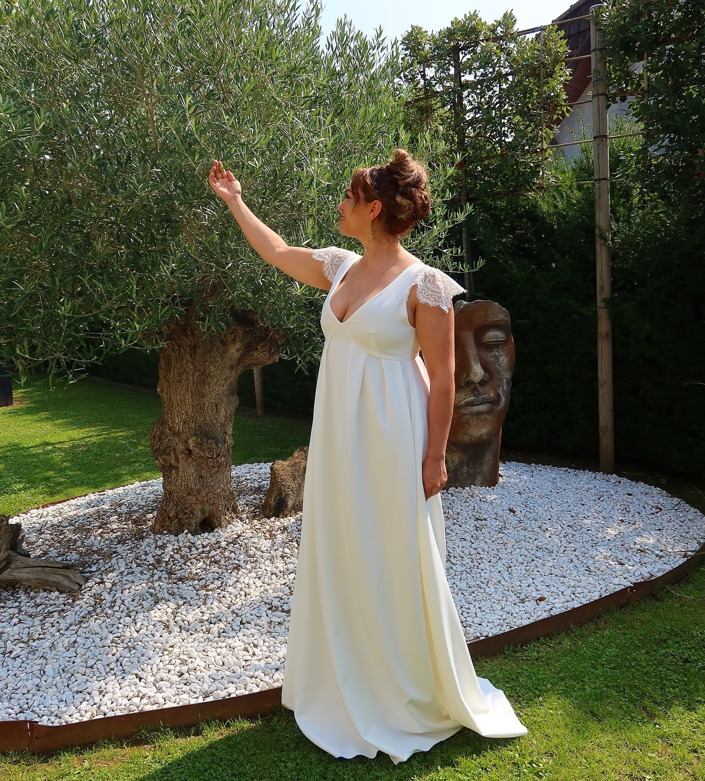 Robe de mariée avec dentelle Claire 🌳
la robe est évasée avec des touches modernes,grâce à la dentelle et s'adapte à différents thèmes de mariage.
disponible à la location et achat, taille 42
robe de mariée - mariage - dentelle - cérémonie
#mariage #lille #robedemariee #robe #robelongue